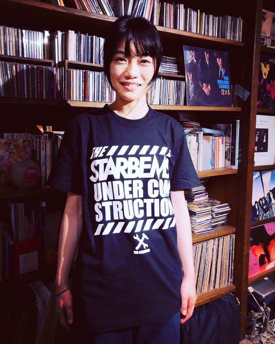 日高央さんのインスタグラム写真 - (日高央Instagram)「スターベムズ絶賛再生工事中なんで胸にデッカく「ザ・スターベムズ工事中」をプリントした新作Tシャツ作ったよ🚧8/16神戸〜8/17名古屋〜8/18沼津に持ってくから来る人は是非着てみて一緒に再生工事を手伝って〜👷‍♀️👷‍♂️✨ ※撮影協力：下北沢 風知空知(変わらぬ優しさあざした超久々だったので次回は間を空けずにお邪魔しやす)🍻💨 #NewT #UnderConstruction #Lets #Stay #Fixing #Music #Forever #and #StayPunkForever #with #風知空知 #TheStarbems」8月3日 23時17分 - hidakatoru