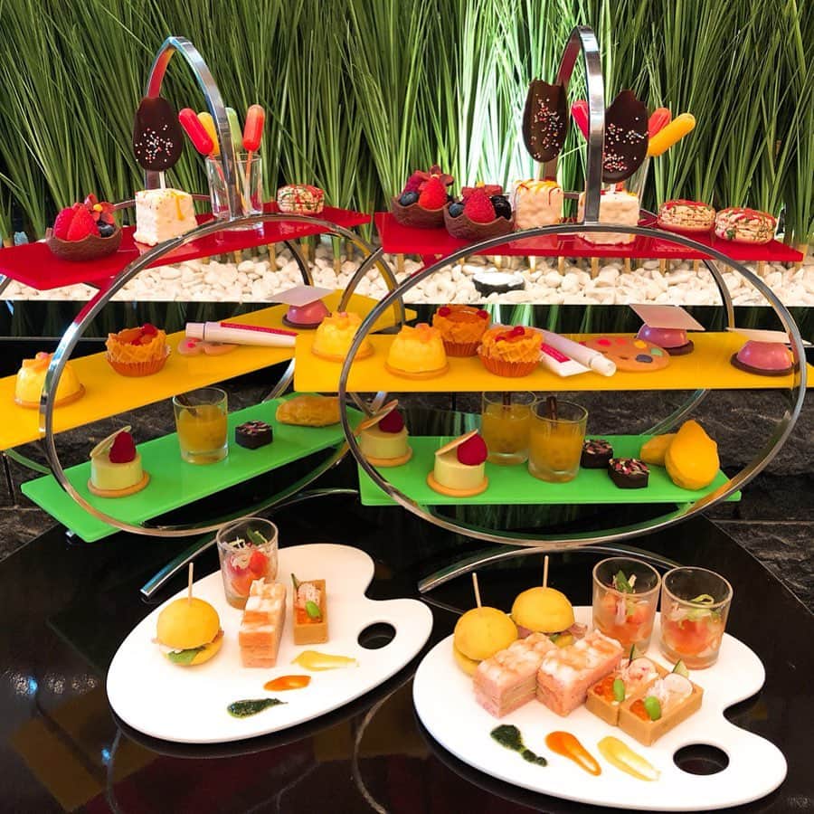 のインスタグラム：「カラフル♪夏フルーツのアフタヌーンティー 🎨🥭🍑🍍人気のピエール ガニエール氏のスイーツも含まれてます♪ ・ ・ テーマは「フルーツパレット～テイスト・オブ・サマー～」 ANAインターコンチネンタル東京のロビーラウンジで頂けまーす♪ ・ ・ 夏らしいフルーツを使ったプチガトー11種と、海老アボカド・蟹などのセイボリー4種。フルーツソースでパレットに描けたり楽しさも人それぞれ♪ ・ ・ 22種類から選べるフリードリンクと合わせて楽しめまーす。 ・ ・ パレット形クッキー、水玉模様を自分で描ける「グリオットチェリームース」、「マンダリンオレンジワッフル」、「ピスタチオムース」など♡ ・ ・ テンション上がるアフタヌーンティー 🎨🥭お招きに感謝です♪ ・ ・ #アフタヌーンティー#ANAインターコンチネンタルホテル東京#ホテルアフタヌーンティー#里井真由美#ありが糖運動 #カラフルフルーツ #フルーツパレット #フルーツ#1級フードアナリスト里井真由美」