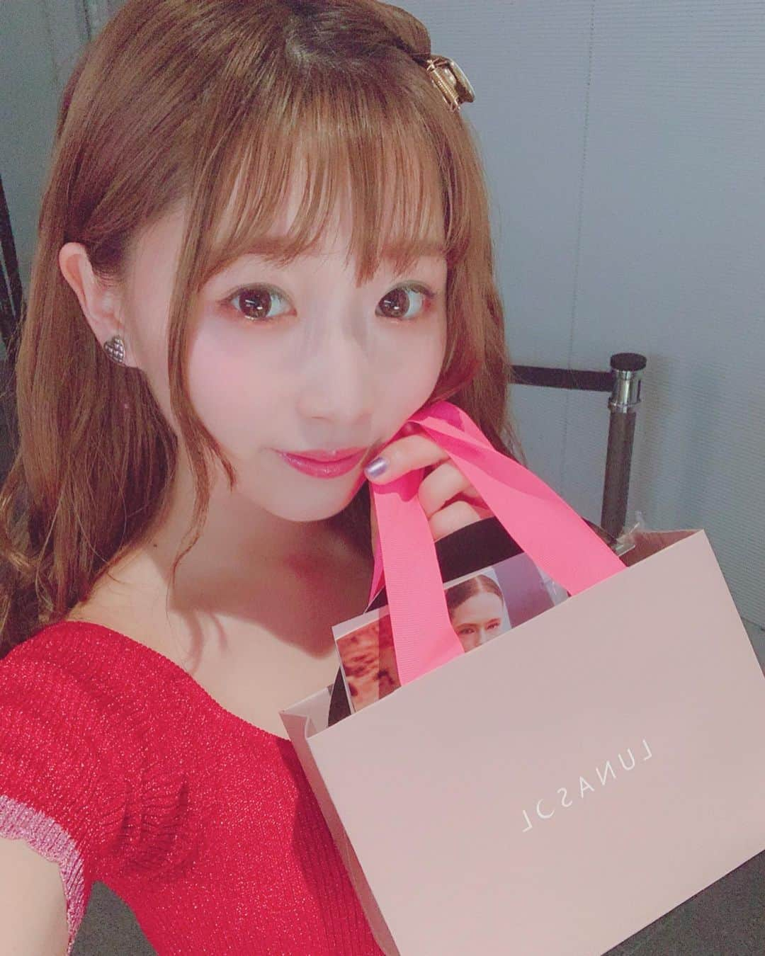 平野友里（ゆり丸）さんのインスタグラム写真 - (平野友里（ゆり丸）Instagram)「🎉 昨日は @lunasolofficial の パーティーに行ってきたよ💄  めちゃくちゃおしゃれ空間だし 秋コレクション全部かわいいし 可愛い女の子もいっぱいいたし 最高だった🤣💓笑 ♡  秋の新作は今までのルナソルとは イメージが全然違う感じで驚き♥️ プロのアーティストさんにタッチアップしてもらえるブースもあって、 もちろんやってもらったよ😍笑  アイシャドウ全種類可愛かった😭 ♡  素敵なお土産もいただいちゃった☺️ 行けてよかった〜〜〜❣️ C CHANNELにイベントレポの 動画も載せてるので、よかったら 見てみてね❣️ ・ ・ ・ ・  #ルナソル #LUNASOL #ルナソルアイシャドウ #ルナソルで多色発光 #表参道 #表参道ヒルズ #デパコスメ #デパコスリップ #デパコス大好き #デパコス好き #インスタ映え #フォトジェニック #リルリリー #うざばんぐ #自撮り女子 #アイドル #女子力向上委員会 #イベント #新作コスメ #秋コレクション #アイシャドウ #リップ #イベント参加」8月3日 23時18分 - yurimaruchan___