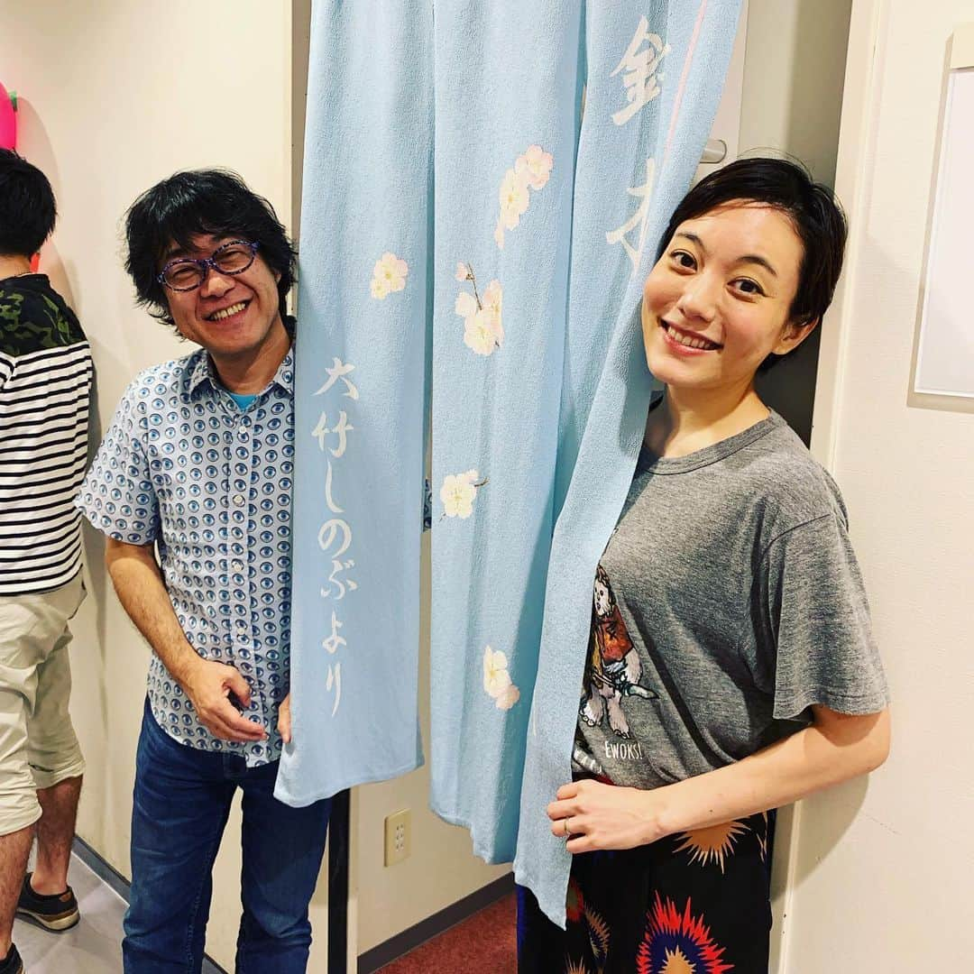 鈴木杏さんのインスタグラム写真 - (鈴木杏Instagram)「今日は、うえちゃん、まりなちゃん、倉本さん、よしかさんはじめ、だいすきなメンバーが大切な日にみんなで観に来てくれました😍😍😍「最高の一日になった！」って言ってもらえて、うれしかったぁ😭😭😭 #倉本美津留 さん #堀田芳香 さん #repost @marina_kozawa_official ・・・ みんなで杏ちゃんの舞台へ 『フローズン・ビーチ 』 面白かったぁーー！とっても素敵でした！！ #鈴木杏 ちゃん #ディズニー大好き芸人#うえちゃん 私も#うえっこ  #ピース 遅れてた #8月3日 #特別な日 #シアタークリエ#フローズンビーチ」8月3日 23時19分 - anne.suzuki.official