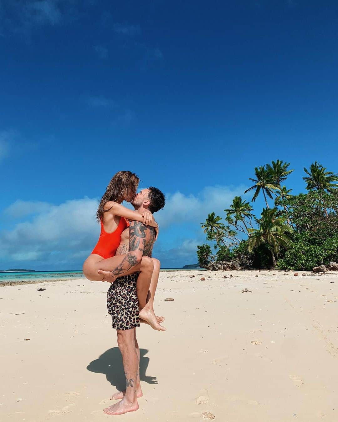 ジョセフィン・スクリヴァーさんのインスタグラム写真 - (ジョセフィン・スクリヴァーInstagram)「You are all I need on a deserted island ❤️ @bohnes.. 🌴☀️🐟」8月3日 23時20分 - josephineskriver