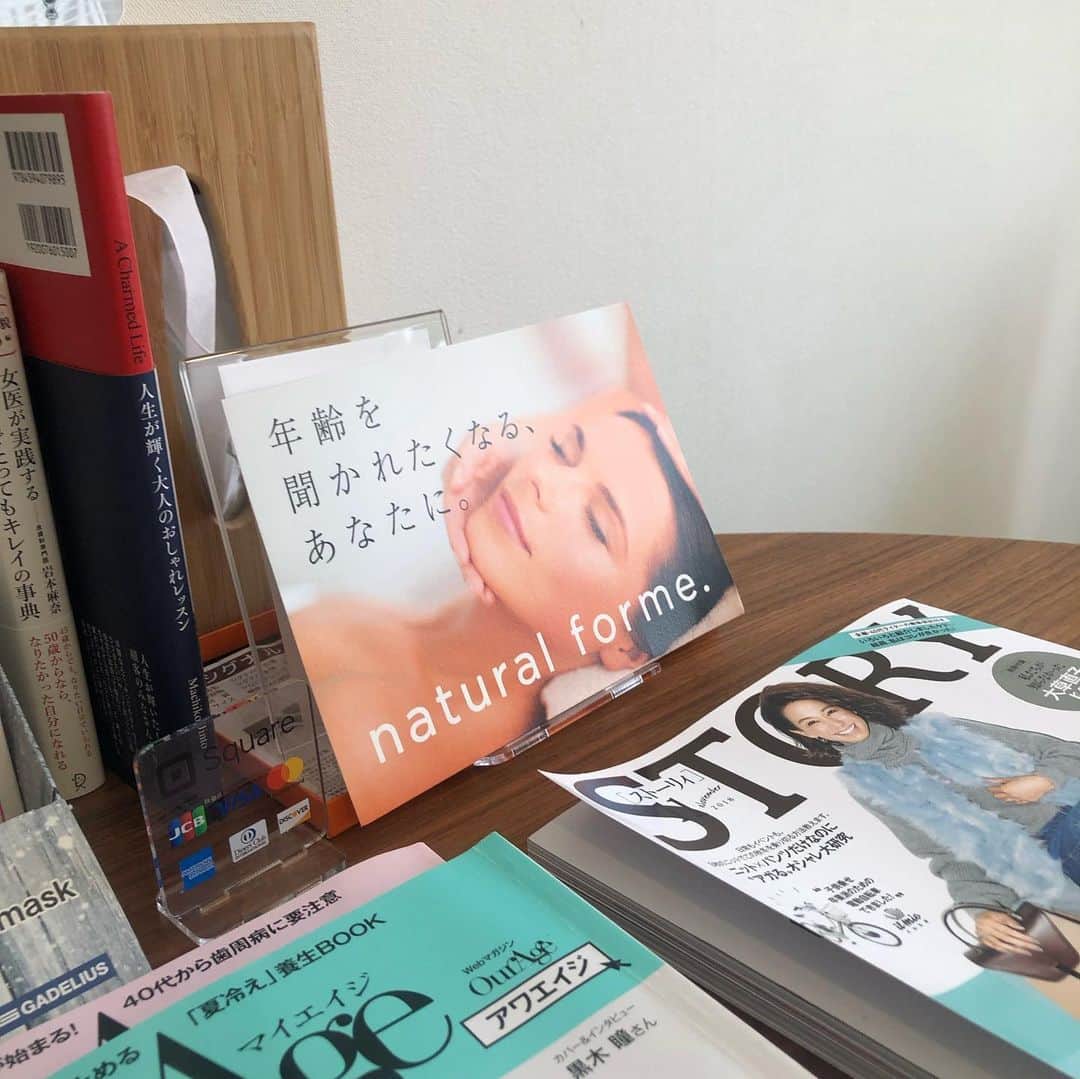 kawakami momokoさんのインスタグラム写真 - (kawakami momokoInstagram)「今日は、名古屋や中国で活躍しているゴットハンドと言われる小平さんの施術を  @natural_forme  に受けに行ってきました。 https://www.instagram.com/natural_forme/ 末端の筋肉に刺激を与え脳に信号（シグナル）を送ることにより、 筋肉の量の偏りを正常な動きに整え戻してゆく、業界初オリジナル、 新発想のボディメイクを体験できる日本で唯一のサロンなんだって。  そのあと帰ってきて、３時間ぐらい寝てしまった。。。 昔は、そんなことないって思ってたんだけど、実際いろんな人を見てると、技術だけで、体のラインってリメイクできるってわかったので、すごい楽しみにしていました！ 基本の歪みを直してもらって、骨格と筋肉をほぐしてもらうんだけど すご〜く気持ちよかったです。頭をほぐしてもらったので、 めっちゃ頭がスッキリしました。そして、終わった後、姿勢が良くなったよ！ 大切なのは骨格と筋肉を整えるという基本らしい。 全然痛くないのも嬉しい！（痛がりだから） トータルボディーメイク 60分（着替え含む）￥22680（税込）  ちなみに人気はバストアップらしい。バストの脂肪の奥にある「大胸筋」「小胸筋」を刺激、 アンダーバスト、腹部、背中、骨盤、脚各所、骨を本来の位置に整え、 凝り固まった筋肉をほぐし、なりたいボディラインへと組み立ててゆき、理想の身体へと導いてくれるらしい。  激売れしたという、つけてるだけで姿勢を正すバンドをゲットしてきたから 今日から家ではつけてみようと思います！  あ！予約するときはわたしの紹介って言ってね❤️ #naturalforme#シグナルエクササイズ」8月3日 23時21分 - momoko.kawakami.29