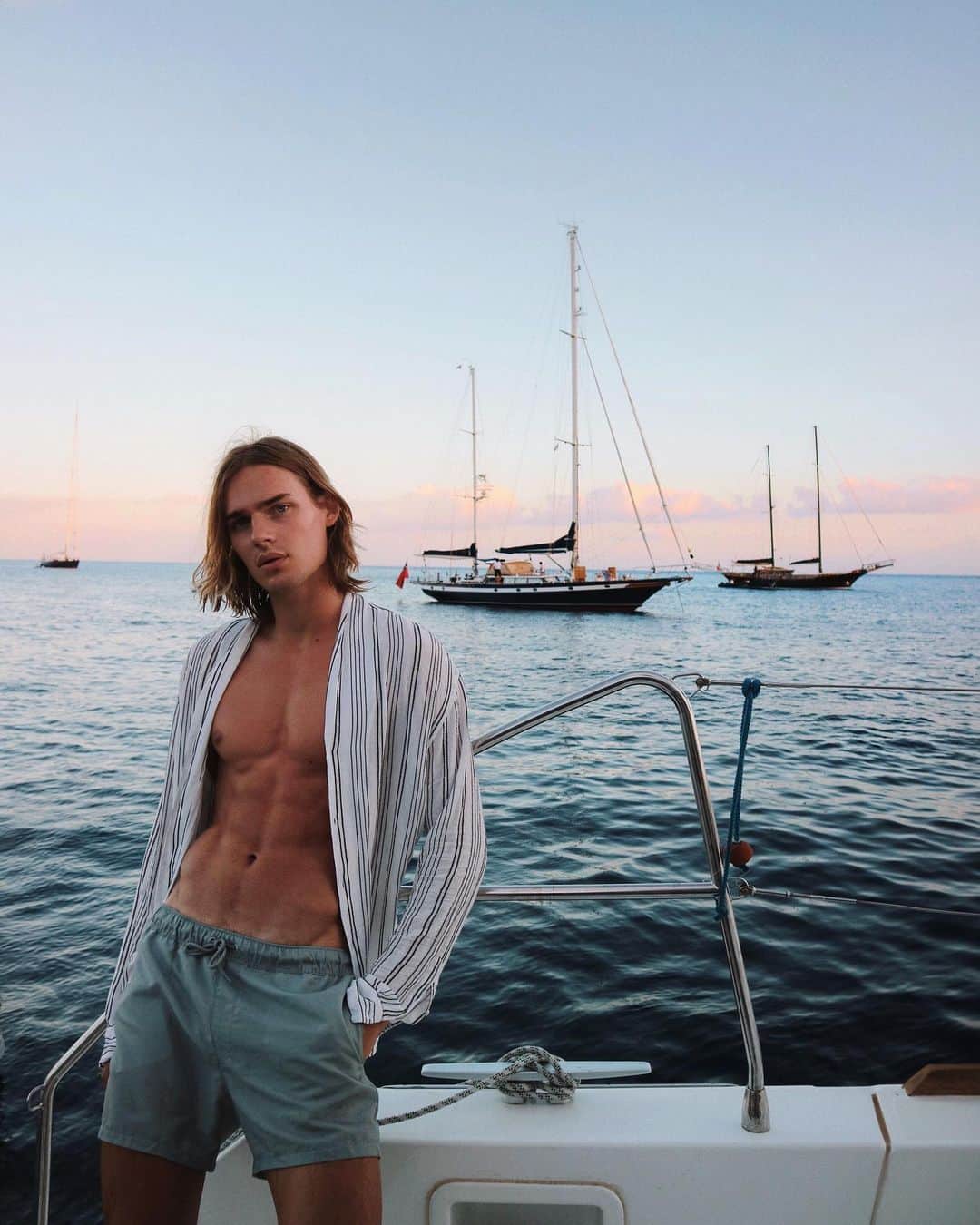 Ton Heukelsさんのインスタグラム写真 - (Ton HeukelsInstagram)「Just trying to get close enough to steal the WiFi signal of the other boats so i can post this picture #moderndaypirate」8月3日 23時27分 - therealtonheukels