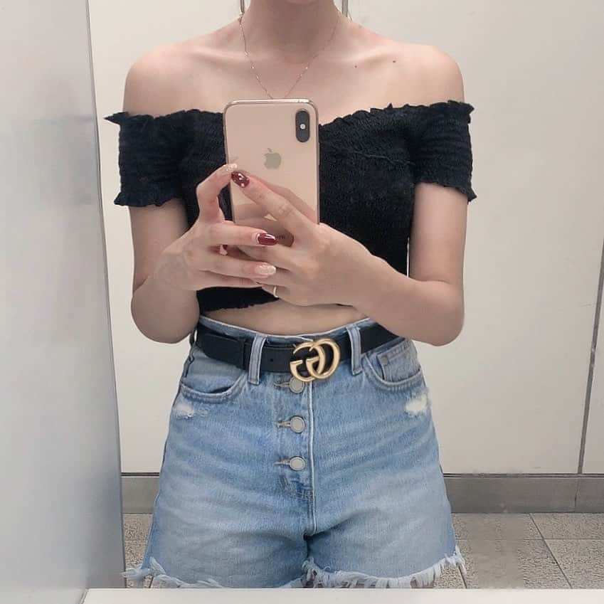 のインスタグラム：「. #ootd  tops→ #bershka  belt→ #gucci  denim→ #emoda  トップス、天使すぎるロゼ様様と一緒なのが 幸せすぎて…🥺❤︎！ 嬉しすぎかあああっ🤦🏻‍♀️❤︎ そろそろ新しいベルト調達したい（笑） 調達しに行きますwww 明日から香港いってくる！  #pinky #lfl #bff #f4f #instagood #instalike #女子大生 #コーデ  #グッチ #いいね返し #blackpink #ブラックピンク」