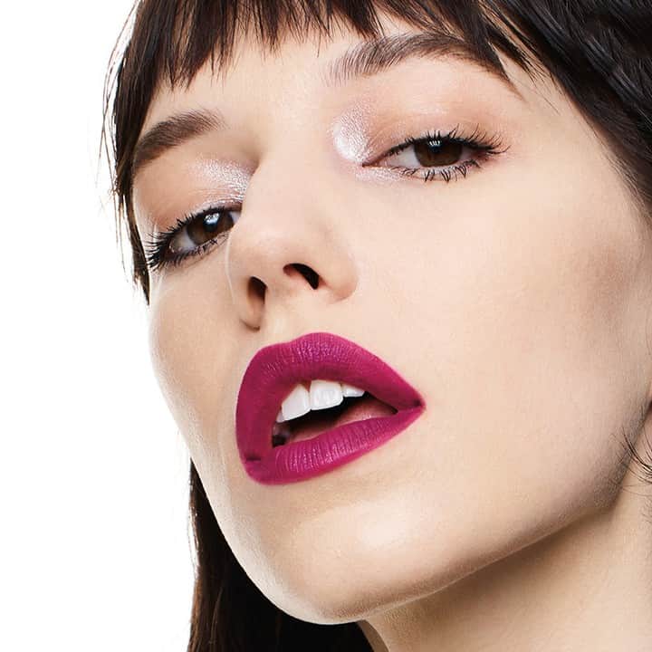 のインスタグラム：「Perfectly weightless. Perfectly matte. #SBXFullCoverage⠀⠀⠀⠀⠀⠀⠀⠀⠀ ⠀⠀⠀⠀⠀⠀⠀⠀⠀ Corrie wears Shade: 1.2⠀⠀⠀⠀⠀⠀⠀⠀⠀ 👁: Headliner from 'Punked' Cover Shot Eye Palette in corner of eyes⠀⠀⠀⠀⠀⠀⠀⠀⠀ 👄: Always On Liquid Lip in Throwback Jam and Girl Gang, with So Jelly in center」