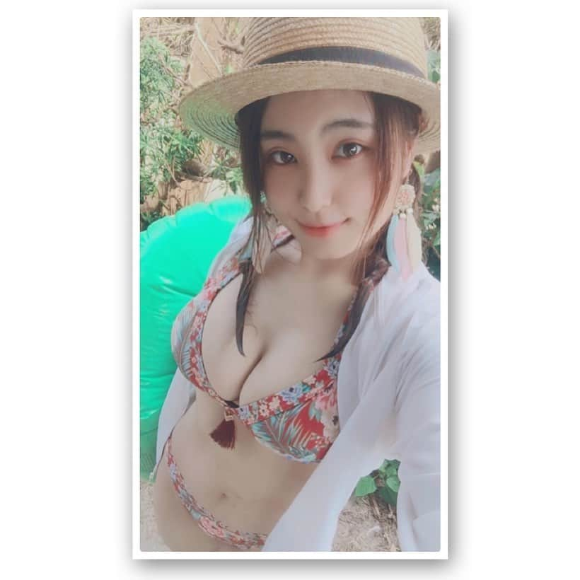 トロたんさんのインスタグラム写真 - (トロたんInstagram)「🍉トロの夏休み🍉 友達が白浜混んでるからって 奥の弓ヶ浜まで連れてってくれました〜🏖🐠☀️ おかげでゆっくり泳げたよ〜(*‘ω‘ *)！ 感謝感謝😎😎✨✨ 海の家も綺麗で、ラーメンも美味しくて弓ヶ浜また行きたい(-'ﾛ'- )！ ✩.*˚ 眉毛は来週はらださんに整えてもらいたいから 生やし中です（笑） #南伊豆 #弓ヶ浜 #弓ヶ浜海水浴場 #海水浴 #静岡 #海 #水着 #夏休み #うきわ #夏 #SUMMER #summervacation #Japanese #japan #japanesegirl」8月3日 23時35分 - torotan_tan