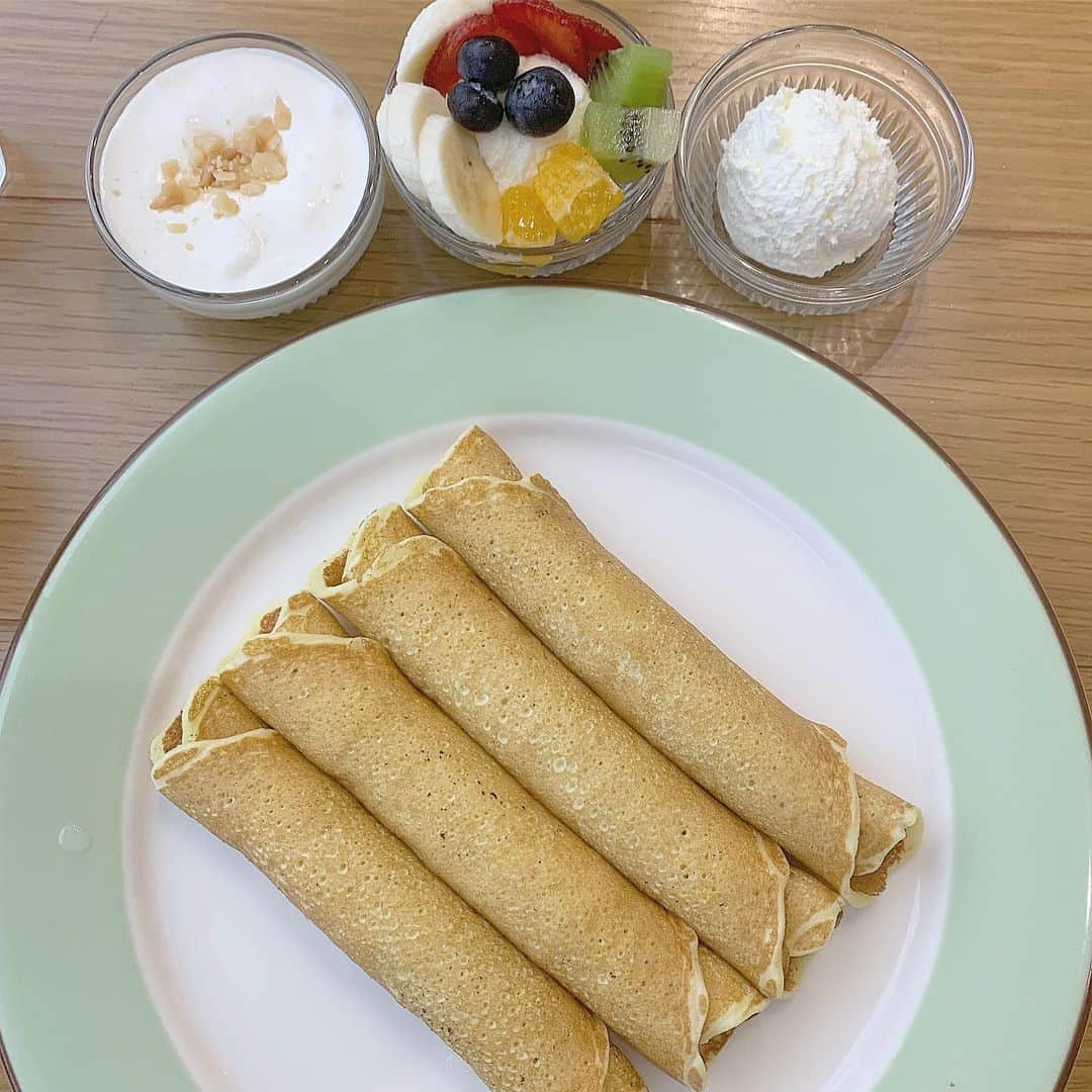 上村彩子さんのインスタグラム写真 - (上村彩子Instagram)「くるくるって巻いてあるパンケーキ🥞 複数のトッピングの中から好きなトッピング選べたよ✨ フルーツと、ホイップと、バターの王道チョイス😊」8月3日 23時38分 - ayako_uem