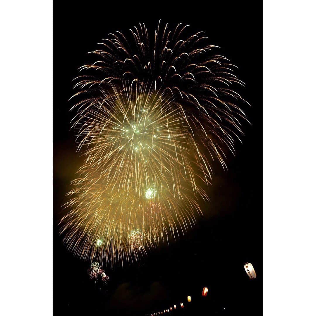 岡田ひとみ（ねんドル）さんのインスタグラム写真 - (岡田ひとみ（ねんドル）Instagram)「光、匂い、ドンと伝わる振動が、忘れられないワクワクになる。 越後製菓さんの花火も、ステキでした！  #fireworks #japan #japon #summer #photoshoot #photography #長岡花火 #花火」8月3日 23時39分 - hitomi_nendol