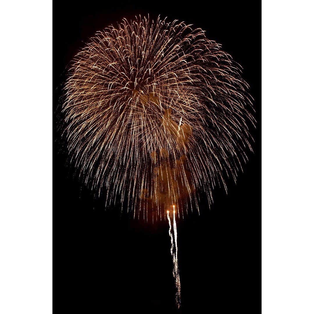岡田ひとみ（ねんドル）さんのインスタグラム写真 - (岡田ひとみ（ねんドル）Instagram)「光、匂い、ドンと伝わる振動が、忘れられないワクワクになる。 越後製菓さんの花火も、ステキでした！  #fireworks #japan #japon #summer #photoshoot #photography #長岡花火 #花火」8月3日 23時39分 - hitomi_nendol