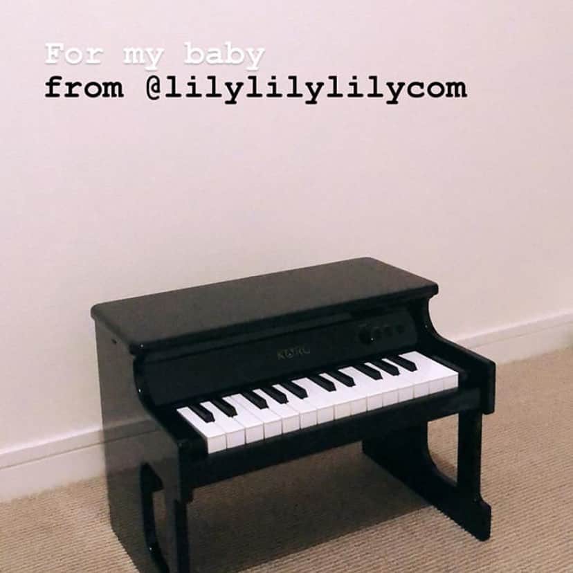 LiLyさんのインスタグラム写真 - (LiLyInstagram)「🖤BABY GIFT🖤 for @michikoooo & @ryuzorrated  大好きな夫婦。 音楽を愛する 二人の ベイビィへ。  #初めてのピアノ #赤ちゃんお祝い #korg #tinypiano  #おめでとう ♡♡」8月3日 23時43分 - lilylilylilycom