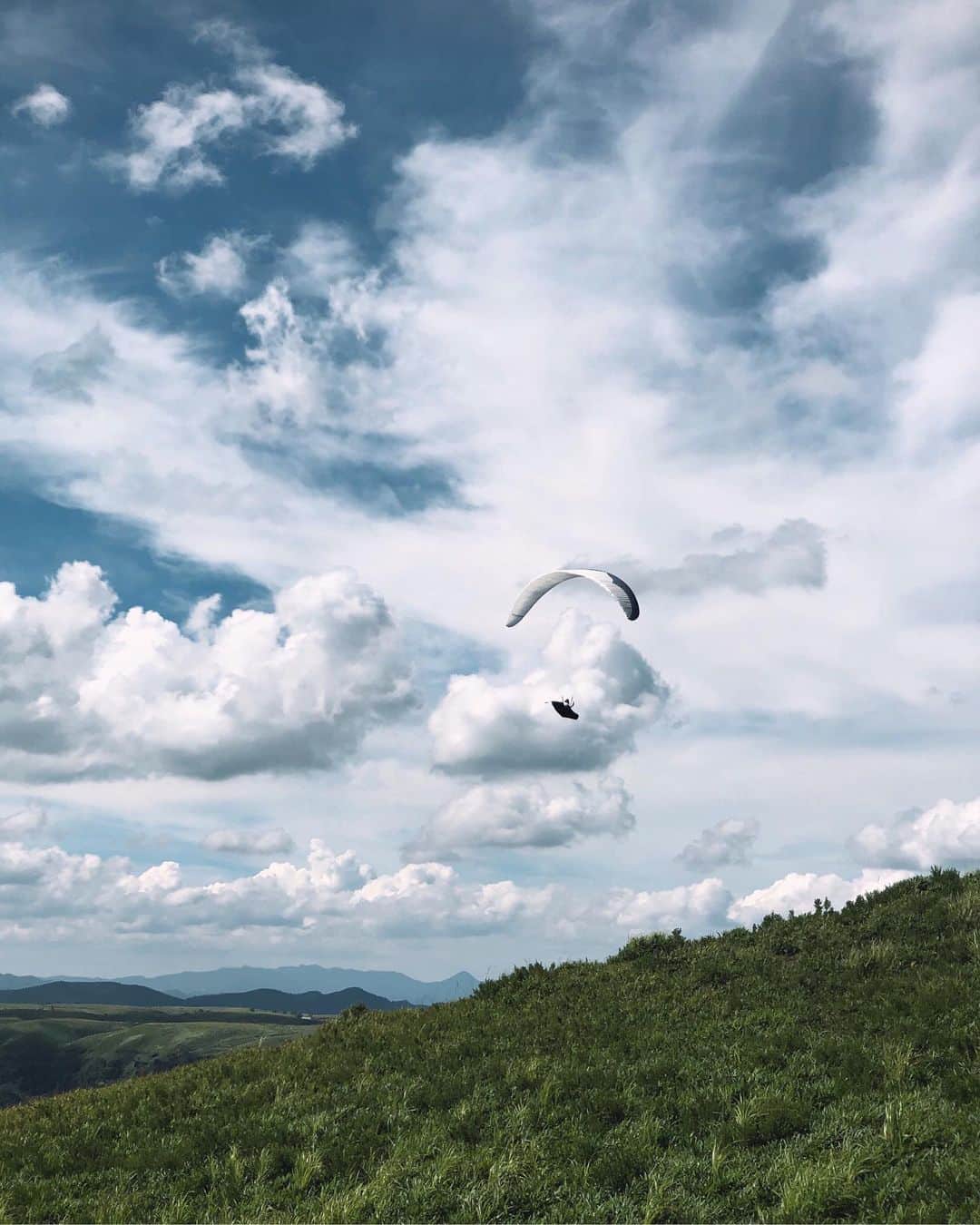 Koichiのインスタグラム：「. . Fly away . . #ShotOniPhone Attachment lens by @tokyo_grapher 1st / Tele Lens 50mm 2nd / 100mm(Attached to tele camera) #TG_Tele #ShotOn_TG .」