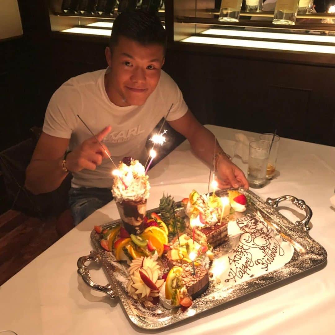 亀田和毅さんのインスタグラム写真 - (亀田和毅Instagram)「今日は俺が一番尊敬する方達と食事に行きました！ 美味しい料理を食べて、最後はサプライズで豪華な誕生日ケーキまで用意してくれました。いつも気にかけてくれてありがとうございます！ 会う度に色々アドバイスを頂いて、めちゃパワーもらってます！ 俺も負けんともっと頑張ろ^_^ ご馳走様でした！  Hoy tuve una cena muy especial con una persona que respeto mucho! Comimos delicioso  y al final preparó un pastel de cumpleaños sorpresa para mi!  agradecido siempre por sus detalles !  Cada vez que me reúno con esta persona regreso tan llego de consejos y ganas de vivir la vida  Gracias por sus palabras」8月3日 23時48分 - tomokikameda