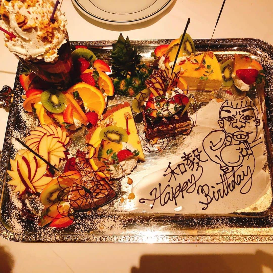 亀田和毅さんのインスタグラム写真 - (亀田和毅Instagram)「今日は俺が一番尊敬する方達と食事に行きました！ 美味しい料理を食べて、最後はサプライズで豪華な誕生日ケーキまで用意してくれました。いつも気にかけてくれてありがとうございます！ 会う度に色々アドバイスを頂いて、めちゃパワーもらってます！ 俺も負けんともっと頑張ろ^_^ ご馳走様でした！  Hoy tuve una cena muy especial con una persona que respeto mucho! Comimos delicioso  y al final preparó un pastel de cumpleaños sorpresa para mi!  agradecido siempre por sus detalles !  Cada vez que me reúno con esta persona regreso tan llego de consejos y ganas de vivir la vida  Gracias por sus palabras」8月3日 23時48分 - tomokikameda