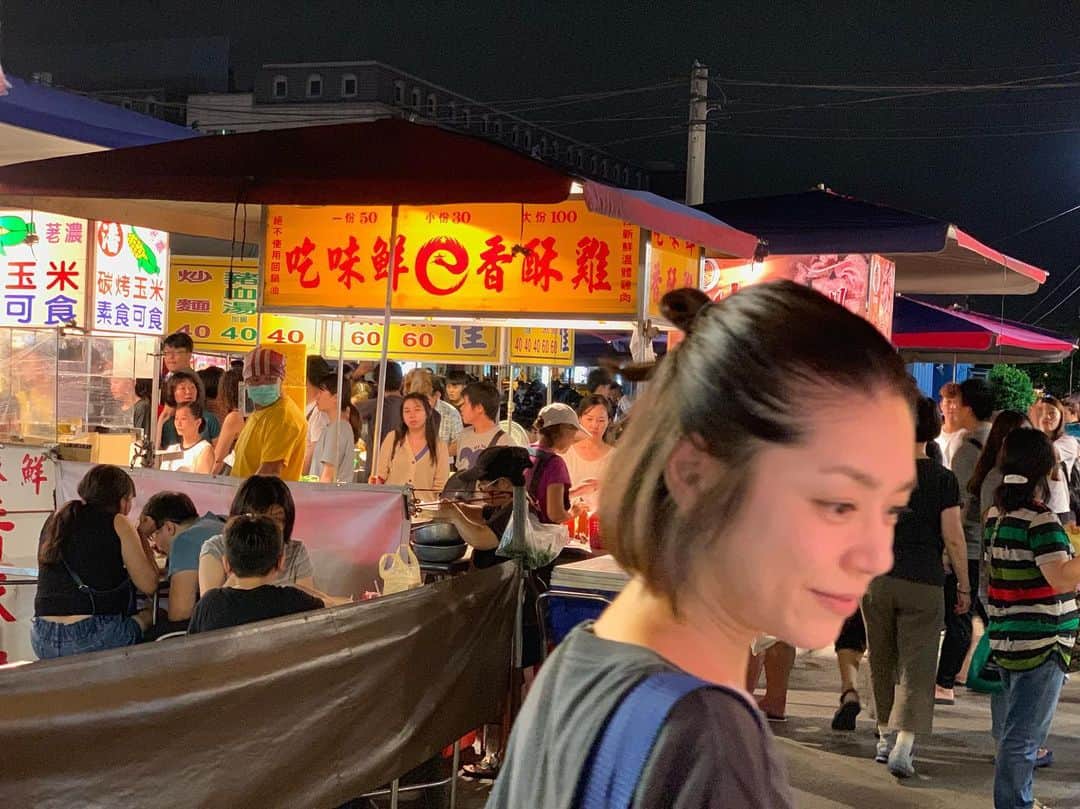 加藤紀子さんのインスタグラム写真 - (加藤紀子Instagram)「何度通えば、 冷静に何が食べたい！とか 判断出来るようになるのか知りたい、 台湾の夜市😭  台灣的夜市總是充滿樂趣和美味！ 我總是迷路想知道吃什麼😭  #台湾 #台南 #夫婦旅 #夜市 #汗かきながらビール飲んで初めての味の貝を食べました」8月3日 23時55分 - katonoriko