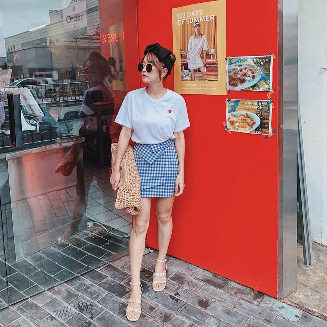 郭圈圈さんのインスタグラム写真 - (郭圈圈Instagram)「裝潢很美式 食物卻是西班牙料理（但我個人覺得沒有很西班牙 也不知道是哪😂) 第一篇先獻上我的穿搭啦🥳🥳🥳 身上的都還可預定唷 @marumaru_lea_official . . . . . .  #lea_korea #leainseoul#cafe#cafeshopping#seoul#韓國咖啡廳#咖啡廳#cafeseoul#梨泰院#漢南鎮#outfit#lea_outfit#ootd#seoulootd#taiwanootd#style#lookoftheday #圈圈去韓國🇰🇷#穿搭#itaewon#hannam#hangangjin#首爾美食」8月4日 0時07分 - helloiamlea