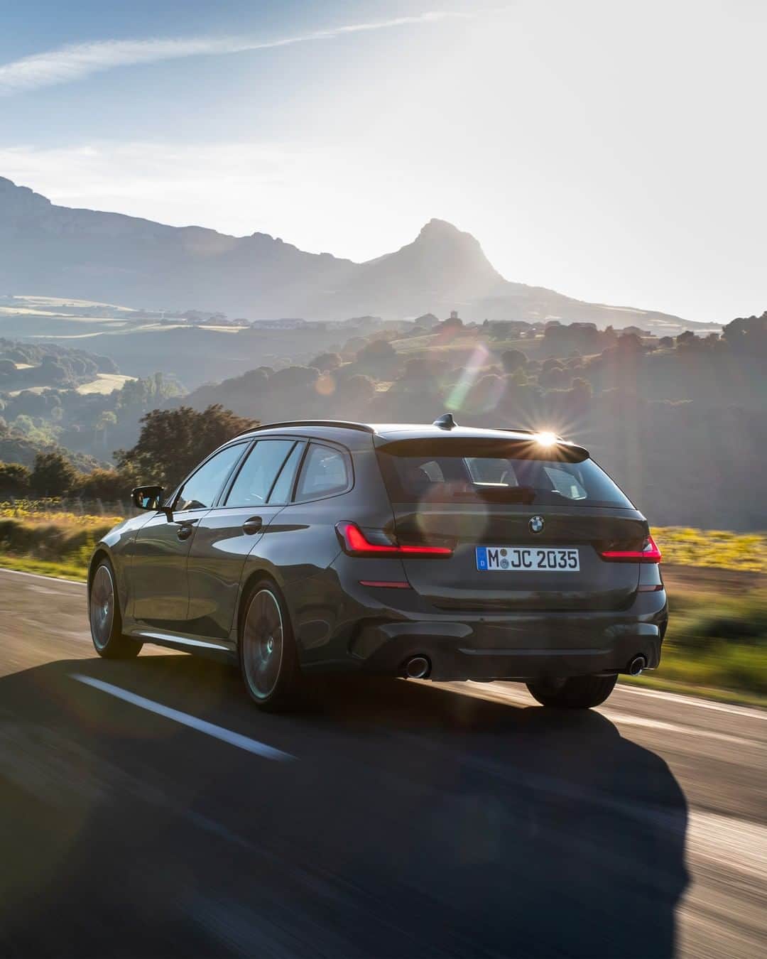 BMWのインスタグラム：「A countryside ride is waiting for you. The all-new BMW 3 Series Touring. #THE3 #BMW #3Series」