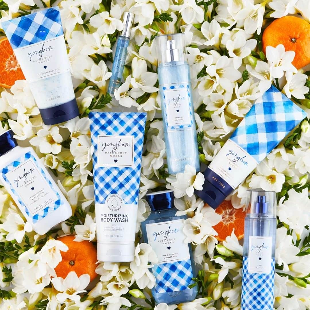 Bath & Body Worksさんのインスタグラム写真 - (Bath & Body WorksInstagram)「The ALL NEW fragrance that's already a FRESH fan-favorite! Want to know what NEW Gingham smells like?! 💙 Blue Freesia 💙 🧡 Sweet Clementine 🧡 💜 Soft Violet Petals 💜 & we want you to get an extra close look 🕵 Can you find the hidden 💙?!」8月4日 0時00分 - bathandbodyworks
