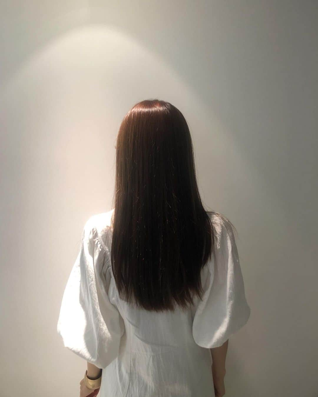 平木愛美さんのインスタグラム写真 - (平木愛美Instagram)「私のこの頃のヘアケア🧡  先日、ケラスターゼのロレアルさんへ行ってシャンプートリートメントを体験しお土産で頂いて帰ってから約一週間まいにちケラスターゼで髪のケアをしています🌼  このあいだのお台場のホテルにも持っていったよ♡  パドルブラシはみさちゃんの結婚式で頂いた素敵な引き出物💕'Manami'って名前入りなの！  KERASTASE、このオレンジのオレオリラックスのシリーズはクセ毛の悩みに効いてくれるもので、 さらさらとまとまってくれます。 最後のスローモーションの動画がわかりやすいかと思うので載せておきます🧚‍♂️ 髪のCMをイメージ！笑  今夜もこちらのシャンプートリートメントたちを使ってさらさらにした状態でおやすみします🌜 新発売された、夜用美容液なナイトセラムも良い香りに包まれてとっても寝心地良いです。  めんどくさくても濡れたままの状態だと、髪が傷んでしまうので、毎日きちんと乾かすのがベスト💞 私は髪が長くてそれだけしてる時間がもったいので…乾かしながらお腹くるくるしたりストレッチをしてますよう🧘‍♀️🤸‍♂️ . #KERASTASE #愛美美容 #ケラスターゼ #オレオリラックス #sponsored」8月4日 0時01分 - manamihiraki