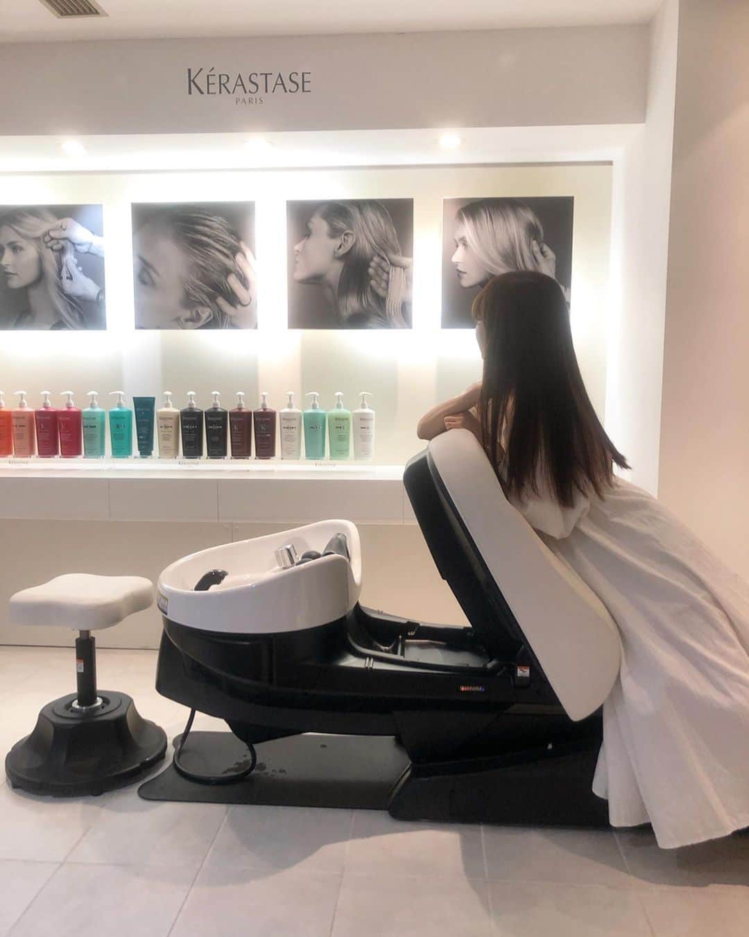 平木愛美さんのインスタグラム写真 - (平木愛美Instagram)「私のこの頃のヘアケア🧡  先日、ケラスターゼのロレアルさんへ行ってシャンプートリートメントを体験しお土産で頂いて帰ってから約一週間まいにちケラスターゼで髪のケアをしています🌼  このあいだのお台場のホテルにも持っていったよ♡  パドルブラシはみさちゃんの結婚式で頂いた素敵な引き出物💕'Manami'って名前入りなの！  KERASTASE、このオレンジのオレオリラックスのシリーズはクセ毛の悩みに効いてくれるもので、 さらさらとまとまってくれます。 最後のスローモーションの動画がわかりやすいかと思うので載せておきます🧚‍♂️ 髪のCMをイメージ！笑  今夜もこちらのシャンプートリートメントたちを使ってさらさらにした状態でおやすみします🌜 新発売された、夜用美容液なナイトセラムも良い香りに包まれてとっても寝心地良いです。  めんどくさくても濡れたままの状態だと、髪が傷んでしまうので、毎日きちんと乾かすのがベスト💞 私は髪が長くてそれだけしてる時間がもったいので…乾かしながらお腹くるくるしたりストレッチをしてますよう🧘‍♀️🤸‍♂️ . #KERASTASE #愛美美容 #ケラスターゼ #オレオリラックス #sponsored」8月4日 0時01分 - manamihiraki