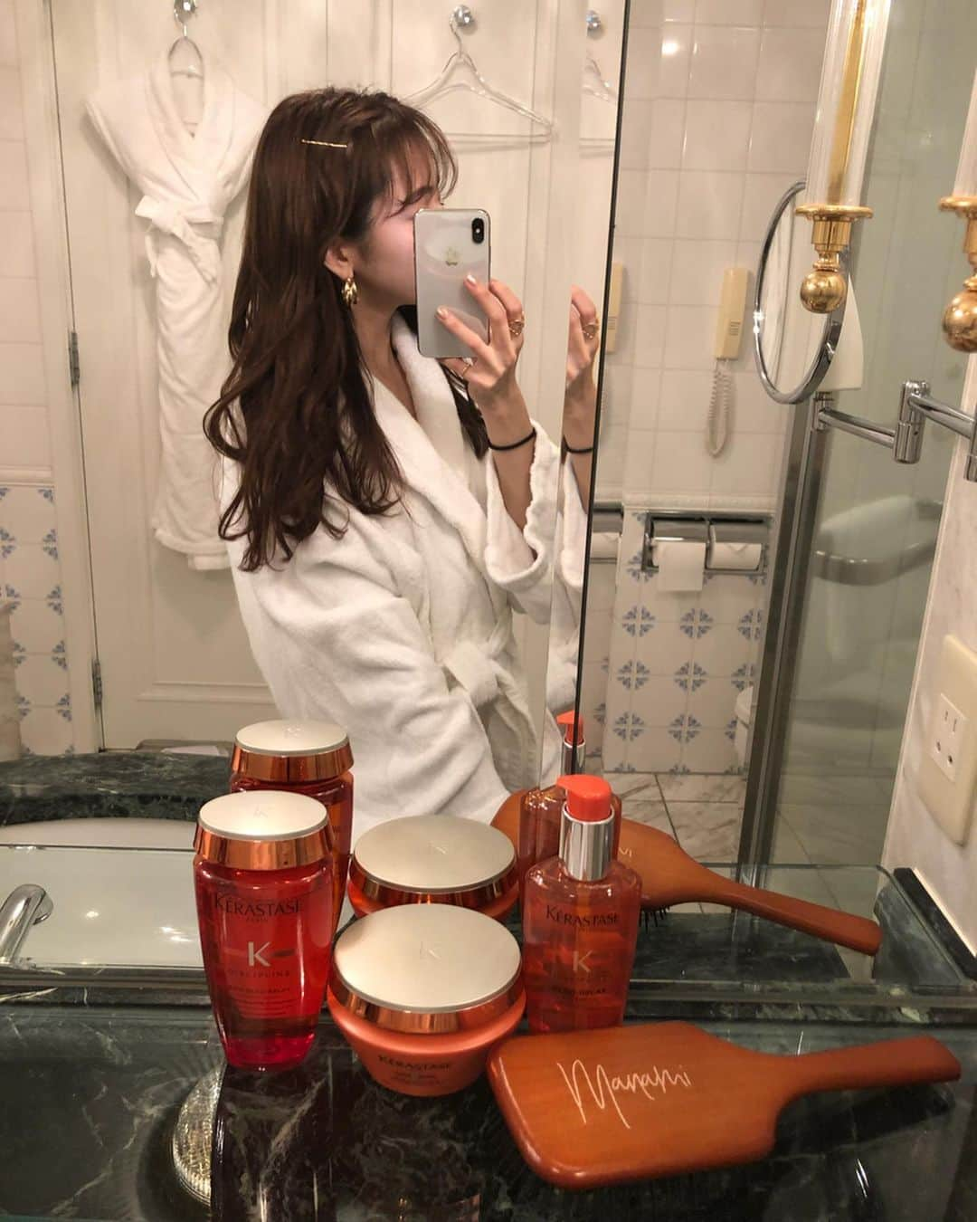 平木愛美さんのインスタグラム写真 - (平木愛美Instagram)「私のこの頃のヘアケア🧡  先日、ケラスターゼのロレアルさんへ行ってシャンプートリートメントを体験しお土産で頂いて帰ってから約一週間まいにちケラスターゼで髪のケアをしています🌼  このあいだのお台場のホテルにも持っていったよ♡  パドルブラシはみさちゃんの結婚式で頂いた素敵な引き出物💕'Manami'って名前入りなの！  KERASTASE、このオレンジのオレオリラックスのシリーズはクセ毛の悩みに効いてくれるもので、 さらさらとまとまってくれます。 最後のスローモーションの動画がわかりやすいかと思うので載せておきます🧚‍♂️ 髪のCMをイメージ！笑  今夜もこちらのシャンプートリートメントたちを使ってさらさらにした状態でおやすみします🌜 新発売された、夜用美容液なナイトセラムも良い香りに包まれてとっても寝心地良いです。  めんどくさくても濡れたままの状態だと、髪が傷んでしまうので、毎日きちんと乾かすのがベスト💞 私は髪が長くてそれだけしてる時間がもったいので…乾かしながらお腹くるくるしたりストレッチをしてますよう🧘‍♀️🤸‍♂️ . #KERASTASE #愛美美容 #ケラスターゼ #オレオリラックス #sponsored」8月4日 0時01分 - manamihiraki