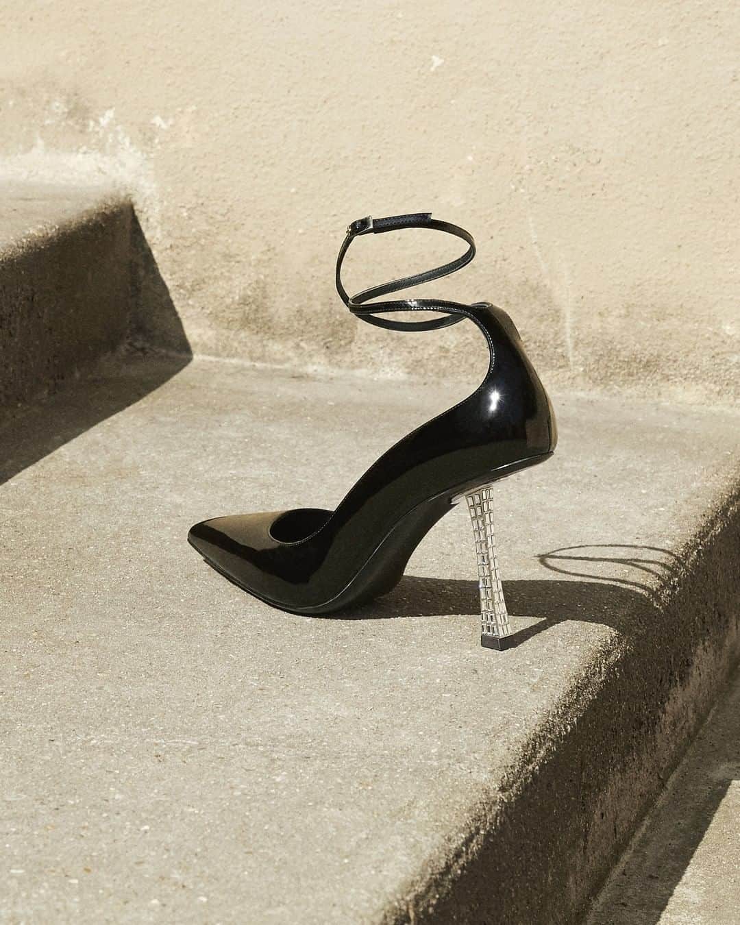 Giuseppe Zanotti Designさんのインスタグラム写真 - (Giuseppe Zanotti DesignInstagram)「Take a step in a chic direction. Introducing the exclusive new FARRAH STRAPPY—a slick, strappy pump with an unexpected, crystal-encrusted heel. #GiuseppeZanotti #GZFW19」8月4日 0時01分 - giuseppezanotti