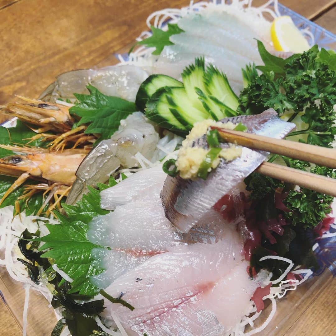 のインスタグラム：「. 先日、 おうちに帰ったら うれしいおみやげが 届いていましたー(*´艸｀*) . イワシやキスのお刺身！ . 新鮮じゃないと なかなか 食べられませんよねー。 . おいしくいただきました(*´艸｀*) . 魚太郎さん、 ごちそうさまでしたー！！！ . #魚太郎 #イワシ #キス #お刺身」