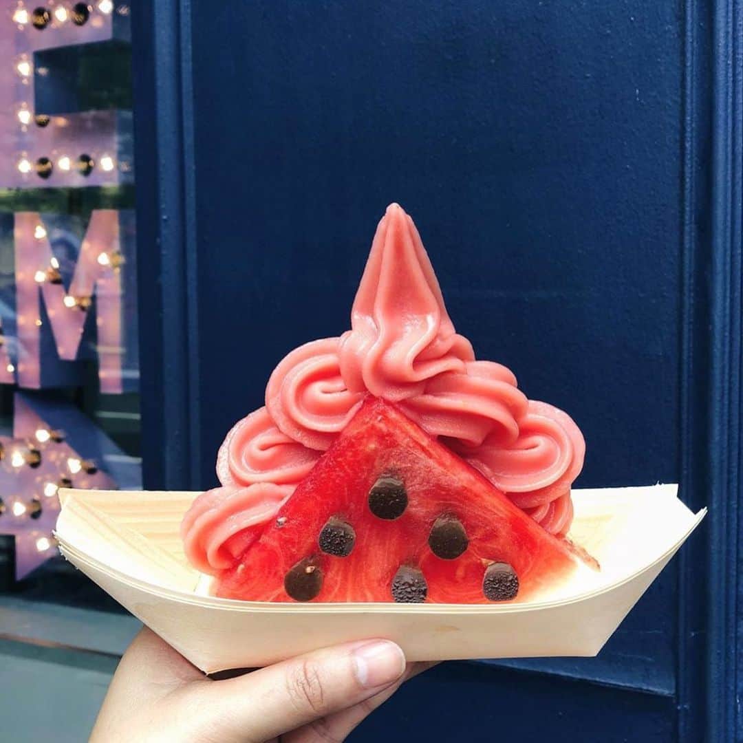 DOMINIQUE ANSEL BAKERYさんのインスタグラム写真 - (DOMINIQUE ANSEL BAKERYInstagram)「Summer weekends with out What-a-Melon Soft Serve at @dominiqueanselkitchen. 🍉 Served Wed-Sun in the West Village (Wed-Thurs 3-9pm, Fri-Sat 12-10pm, Sun 12-9pm). (📸 regram from @pastrywithjenn)」8月4日 0時15分 - dominiqueansel