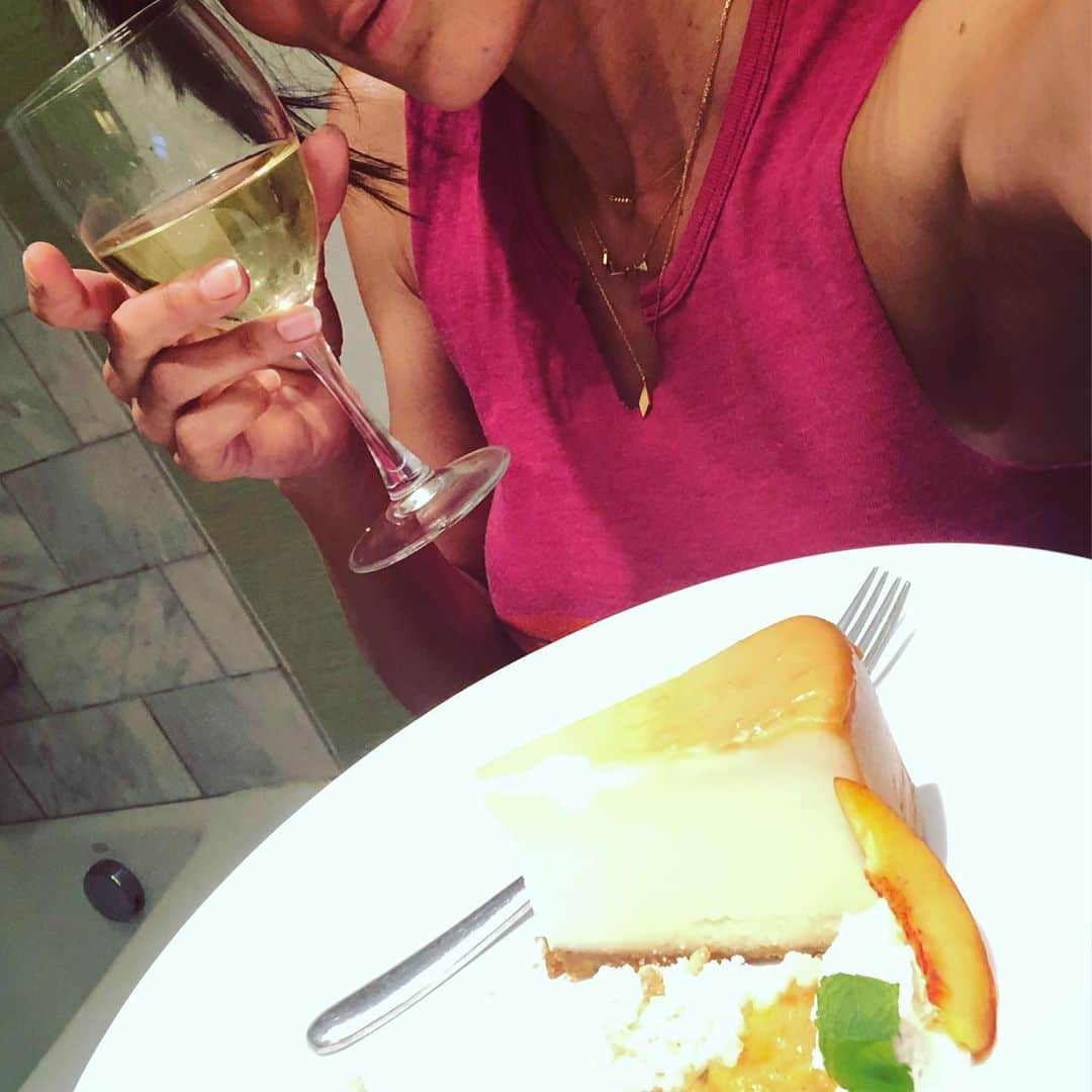 ダニエラ・ルーアさんのインスタグラム写真 - (ダニエラ・ルーアInstagram)「Daddy at a reunion + kids asleep = mommy drinking wine and eating cheesecake in the hotel bathroom  #youstayclassysandiego . Quando o maridão está em reunião + as crianças a dormir = mamã a beber vinho e a comer bolo na casa de banho do hotel. #ésóclasse .  #ronburgundy #coronado #sandiego  #weekendgetaway #cheesecake #wine #vinho #bathroom #wc #momlife」8月4日 0時24分 - danielaruah