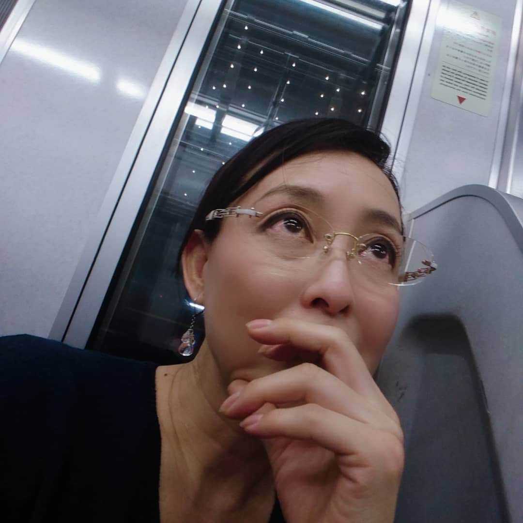 床嶋佳子さんのインスタグラム写真 - (床嶋佳子Instagram)「友人と食事をして電車で🚃帰る時どんな顔をしているんだろう〜？と思い撮ってみたら…こんな顔をしていました。日本酒🍶呑んだし目が赤い😁 この眼鏡は…○○鏡😅 〆鯖美味しかった〜😋🎶」8月4日 0時17分 - yoshiko.tokoshima