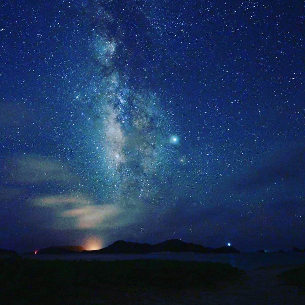 小林希さんのインスタグラム写真 - (小林希Instagram)「座間味島で見た、天の川。 カメラにしっかりと、写ってくれました。 島のシルエットに満天の星。 幾千の星の光が、輝いてるよ〜。 なんだか泣きたくなるねぇ。  寝転がって、しばらく時を忘れたな。  #travel#旅#国内旅行#小林希#旅行#旅好きな人と繋がりたい #旅行 #japan #島#島旅#離島#慶良間諸島#座間味島#zamami #kerama#ひるねこ隊#islands#星空」8月4日 0時19分 - nozokoneko