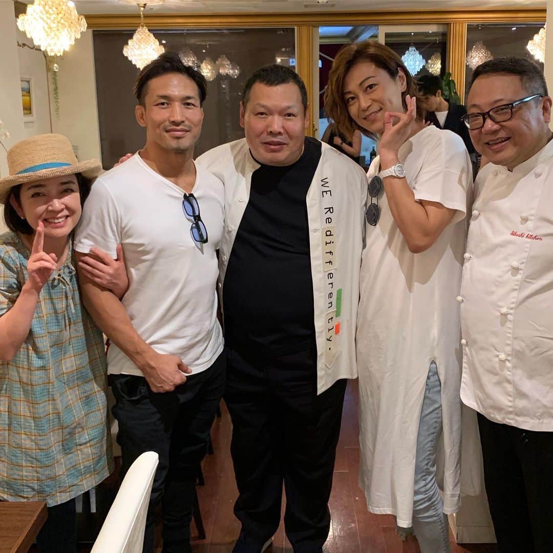 岸本加世子のインスタグラム：「中国の大画伯、王伝峰さんにご馳走になりました。マジで過去一の美味しさでした。感動。オーナー料理長の陸鳴さん。#王伝峰#宮田和幸##陸鳴」