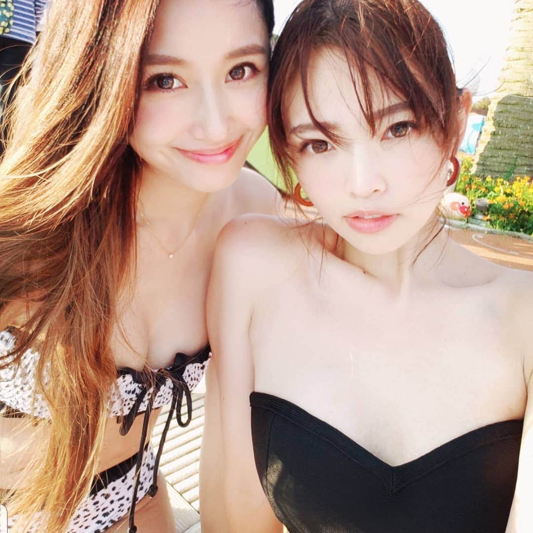 向山志穂のインスタグラム：「夏の思い出☀☀☀ 去年から私たちの恒例行事になっているプール😆✌ 昔はよく皆で海へ行ってたけど、、なかなか行かなくなってしまったよね。 なんて話をしてました。  ステージで踊ったり水鉄砲をみんなにかけていた頃が懐かしい笑 毎週イベントで江ノ島にいたような、、、😹しかも泊まりで😹 今考えるとあの頃は疲れとか感じてなかったな😂 若さって素晴らしい✨ とつくづく思います。  行こうと思っててもなかなか海へ行く機会もないので今年は誘われたら行くように頑張ろうと思います😆👐 頑張る事でもないんだけど😂  今は次の日の事を考えたりして行けなくなるの。。笑  #令和初めての夏❤ 　皆で楽しもう👍👍👍」