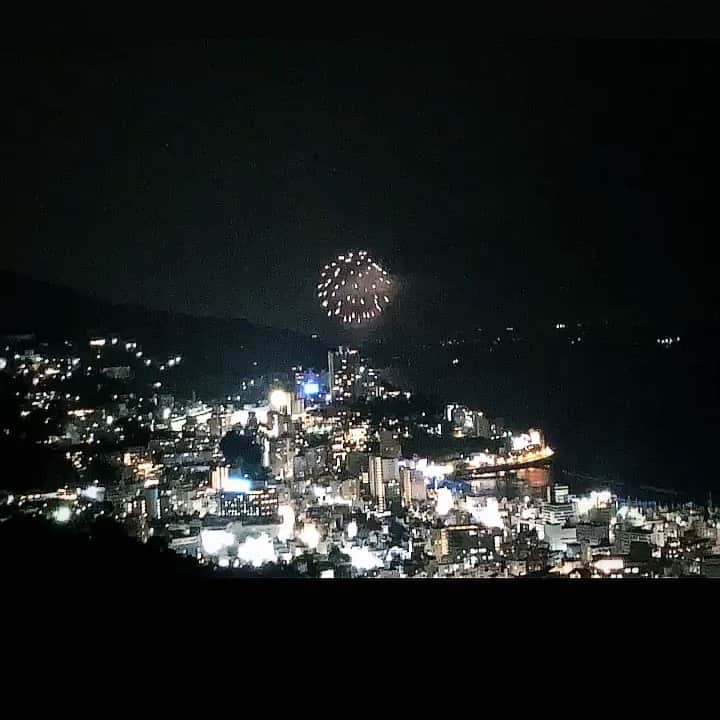 のインスタグラム：「☀️⛰🎇 たまたま花火に出逢えた幸運♥️少し遠くで咲いた花火、海から上がる様は、日の出の太陽みたいでした🌅 #日の出 #太陽 #花火 #花火好き #hanabi #fireworks」