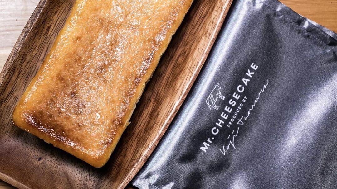 ハンサムクロジのインスタグラム：「ばりうまい。 Mr. CHEESECAKEというチーズケーキ。  前から知ってたけどいっつも売り切れててやっと食べれました。  滑らかクリーミーで酸味強め。でもまろやか。バニラの香りも優しい。舌触り最高！めちゃくちゃ美味しかったです。  ベイクドなのにレアチーズケーキのような、いや、それ以外の何が別のチーズケーキといった印象です。  ということで、動画どっかで出すのでお楽しみに🧀  #cheesecake #mrcheesecake #チーズケーキ #ミスターチーズケーキ #🧀 #🍰」