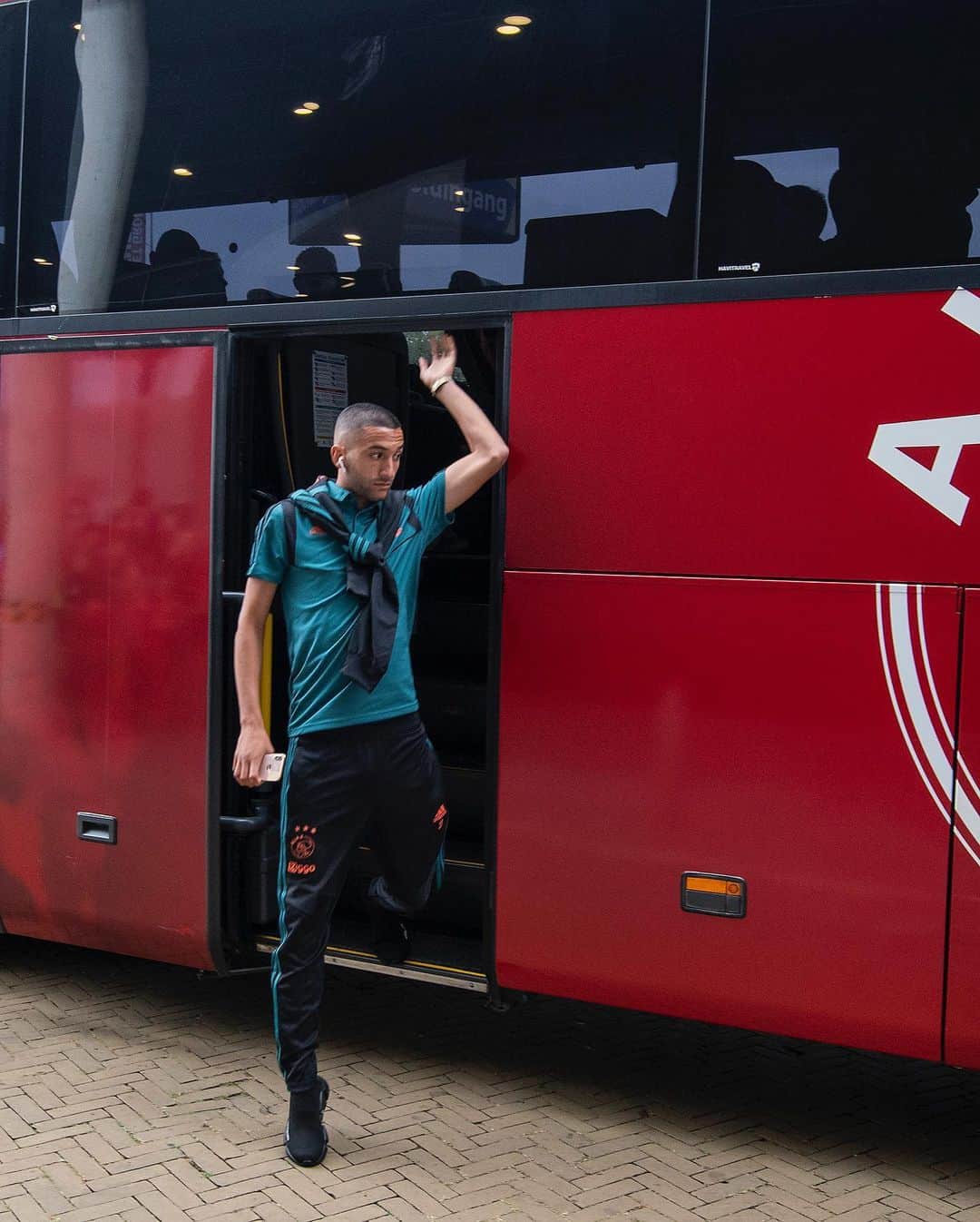 アヤックス・アムステルダムさんのインスタグラム写真 - (アヤックス・アムステルダムInstagram)「Arrived in Arnhem! 🏷 Hyped for our first match, fans? 🌡 #vitaja」8月4日 0時30分 - afcajax