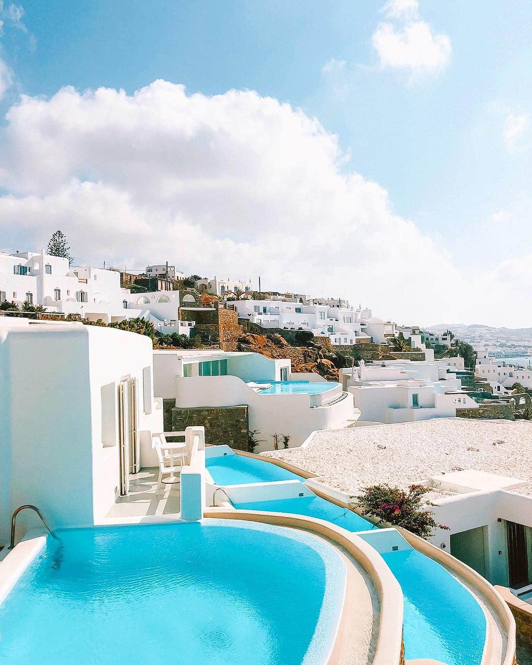 Blonde Saladさんのインスタグラム写真 - (Blonde SaladInstagram)「ON TBS BUCKET LIST: Among Bouganvillea flowers and nightlife, Mykonos is a Greek paradise to be discovered 🌺🌊 #theblondesalad #travel #bucketlist #mykonos #greece #holidays #seaside #travelandleisure #mykonosguide #cavotagoomykonos」8月4日 0時30分 - theblondesalad