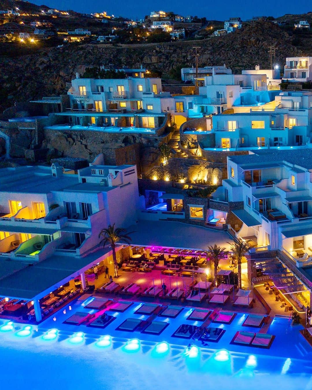 Blonde Saladさんのインスタグラム写真 - (Blonde SaladInstagram)「ON TBS BUCKET LIST: Among Bouganvillea flowers and nightlife, Mykonos is a Greek paradise to be discovered 🌺🌊 #theblondesalad #travel #bucketlist #mykonos #greece #holidays #seaside #travelandleisure #mykonosguide #cavotagoomykonos」8月4日 0時30分 - theblondesalad