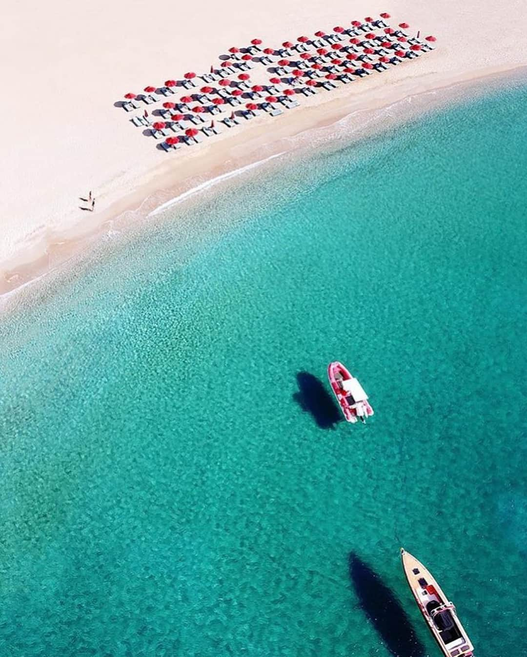 Blonde Saladさんのインスタグラム写真 - (Blonde SaladInstagram)「ON TBS BUCKET LIST: Among Bouganvillea flowers and nightlife, Mykonos is a Greek paradise to be discovered 🌺🌊 #theblondesalad #travel #bucketlist #mykonos #greece #holidays #seaside #travelandleisure #mykonosguide #cavotagoomykonos」8月4日 0時30分 - theblondesalad