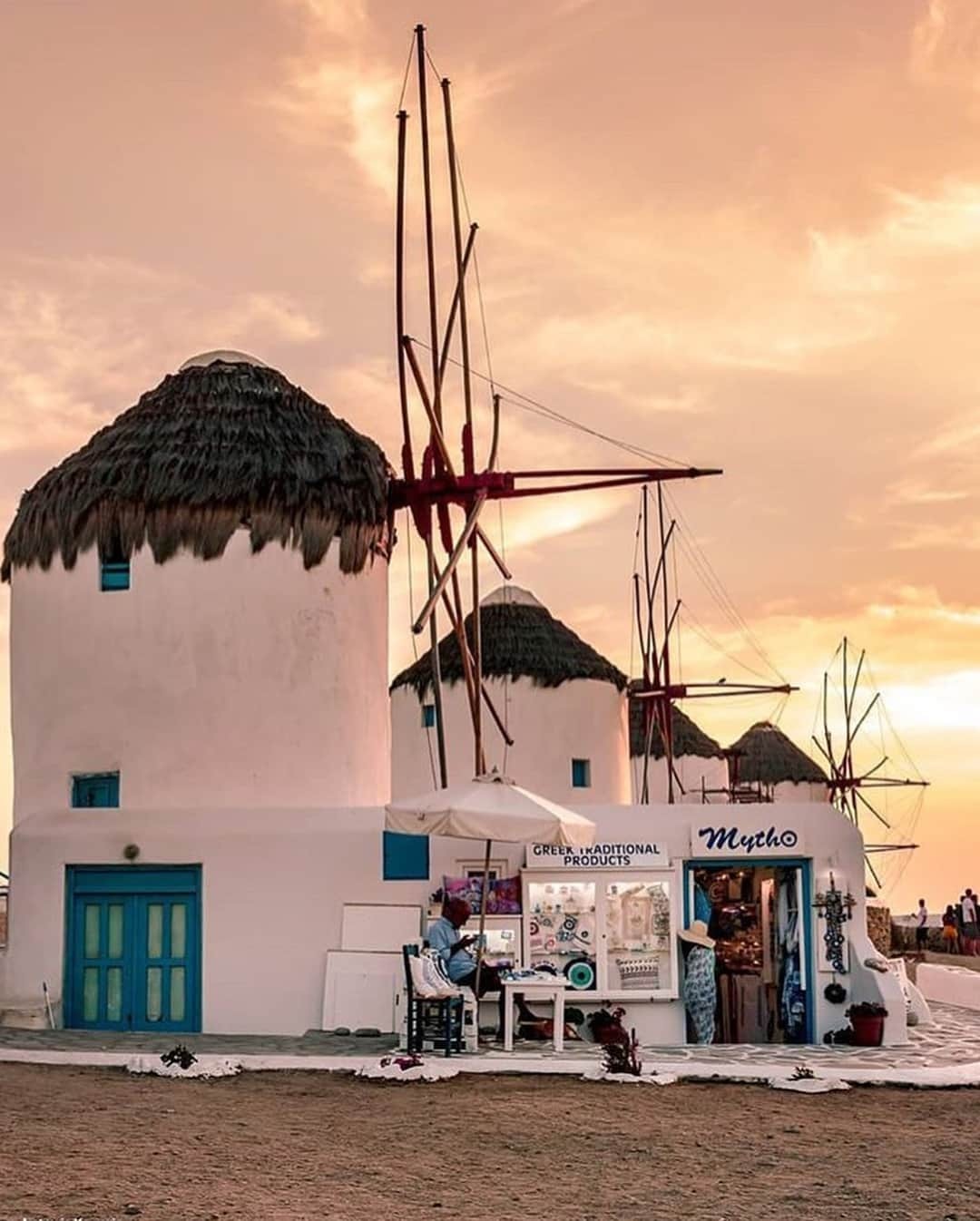 Blonde Saladさんのインスタグラム写真 - (Blonde SaladInstagram)「ON TBS BUCKET LIST: Among Bouganvillea flowers and nightlife, Mykonos is a Greek paradise to be discovered 🌺🌊 #theblondesalad #travel #bucketlist #mykonos #greece #holidays #seaside #travelandleisure #mykonosguide #cavotagoomykonos」8月4日 0時30分 - theblondesalad