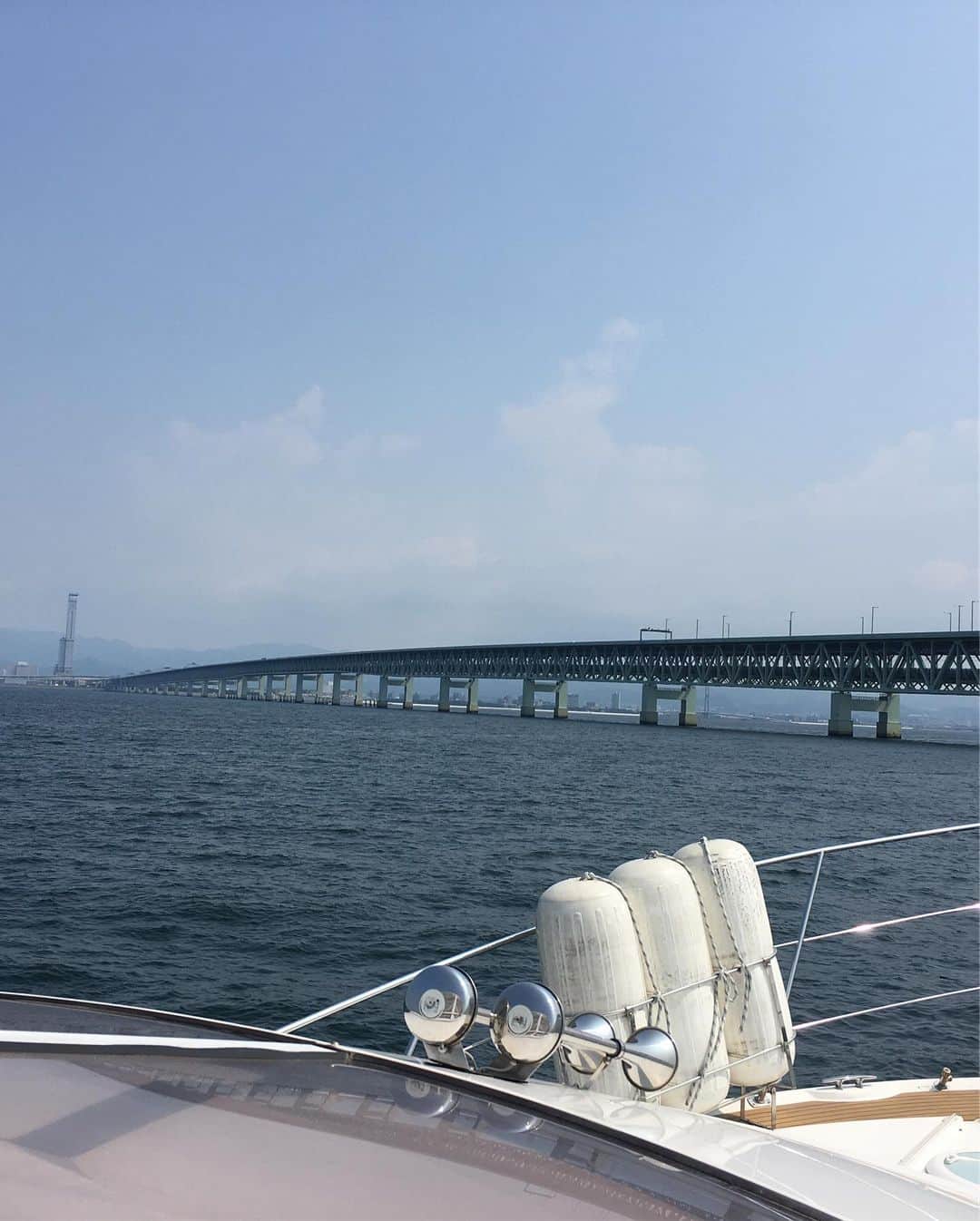 黒山健一さんのインスタグラム写真 - (黒山健一Instagram)「夏❗️ 海に出る❗️ クルージングの旅❗️ イルカの歓迎を受け、少しだけ自分が海の男になれた気がしました❗️」8月4日 0時32分 - kenichi_kuroyama