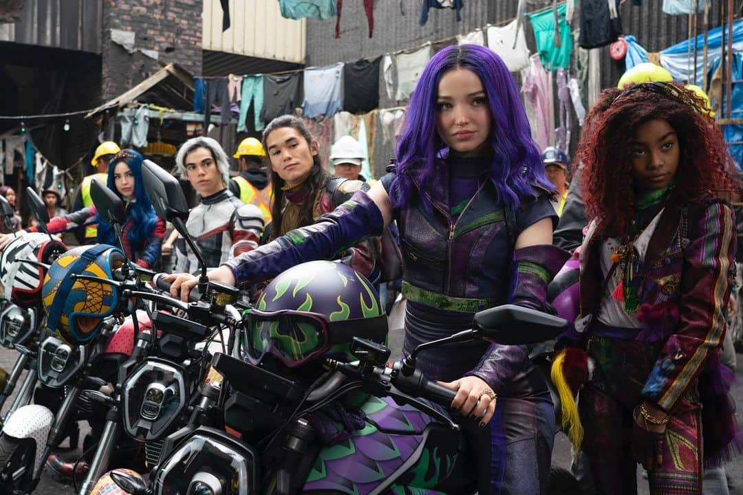 Disney Channelさんのインスタグラム写真 - (Disney ChannelInstagram)「Quick! Comment your favorite scene from #Descendants3! 🎬」8月4日 0時42分 - disneychannel