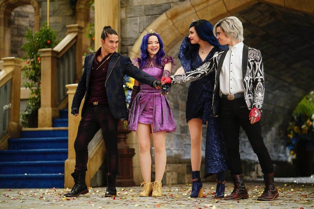 Disney Channelさんのインスタグラム写真 - (Disney ChannelInstagram)「Quick! Comment your favorite scene from #Descendants3! 🎬」8月4日 0時42分 - disneychannel