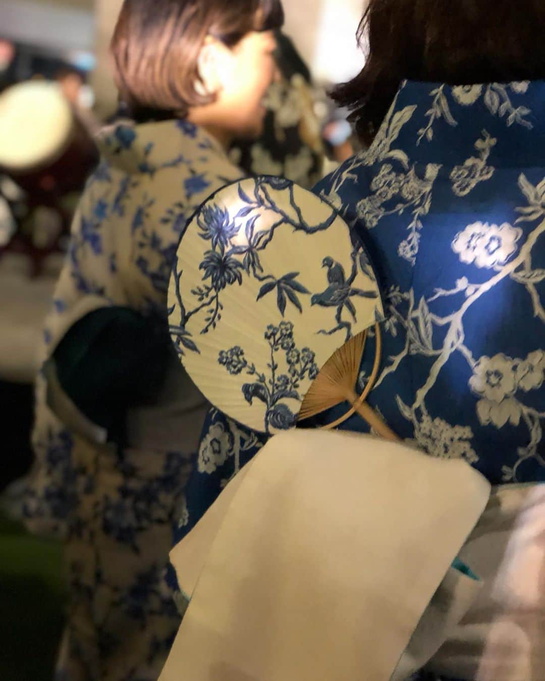 風間ゆみえのインスタグラム：「KEITA MARUYAMAお洒落盆踊り2019 🏮✨🏮✨🏮✨🏮✨🏮✨🏮 photo by @yoshiminagao . . ようやく今年初参加‼︎ @kazukovalentine は爽やかな白地に青色のほぐし桜の浴衣で、私は青色地に中国陶器に描かれた花や鳥が白く浮かび上がる切り絵のような柄の浴衣に、逆配色のうちわを合わせて、帯にはウサギが刺繍されていて…🐇✨ 日本舞踊を嗜むケイタさんのアシスタントデザイナーの笹野さんにも、鳥は繁栄の象徴、うさぎはツキを呼ぶという意味があって、吉祥柄の部類なので素敵な組み合わせですね‼︎ となんとも気分の上がるアドバイスをもらってご機嫌(*´∇｀*) 下駄は昨年、伊勢丹で購入した歩きやすい白木の右近。 @keitamaruyama  @keitamaruyama_official @keikosasaki_mylan  @kayokohirao  @sayumi7  @sincere.emi」