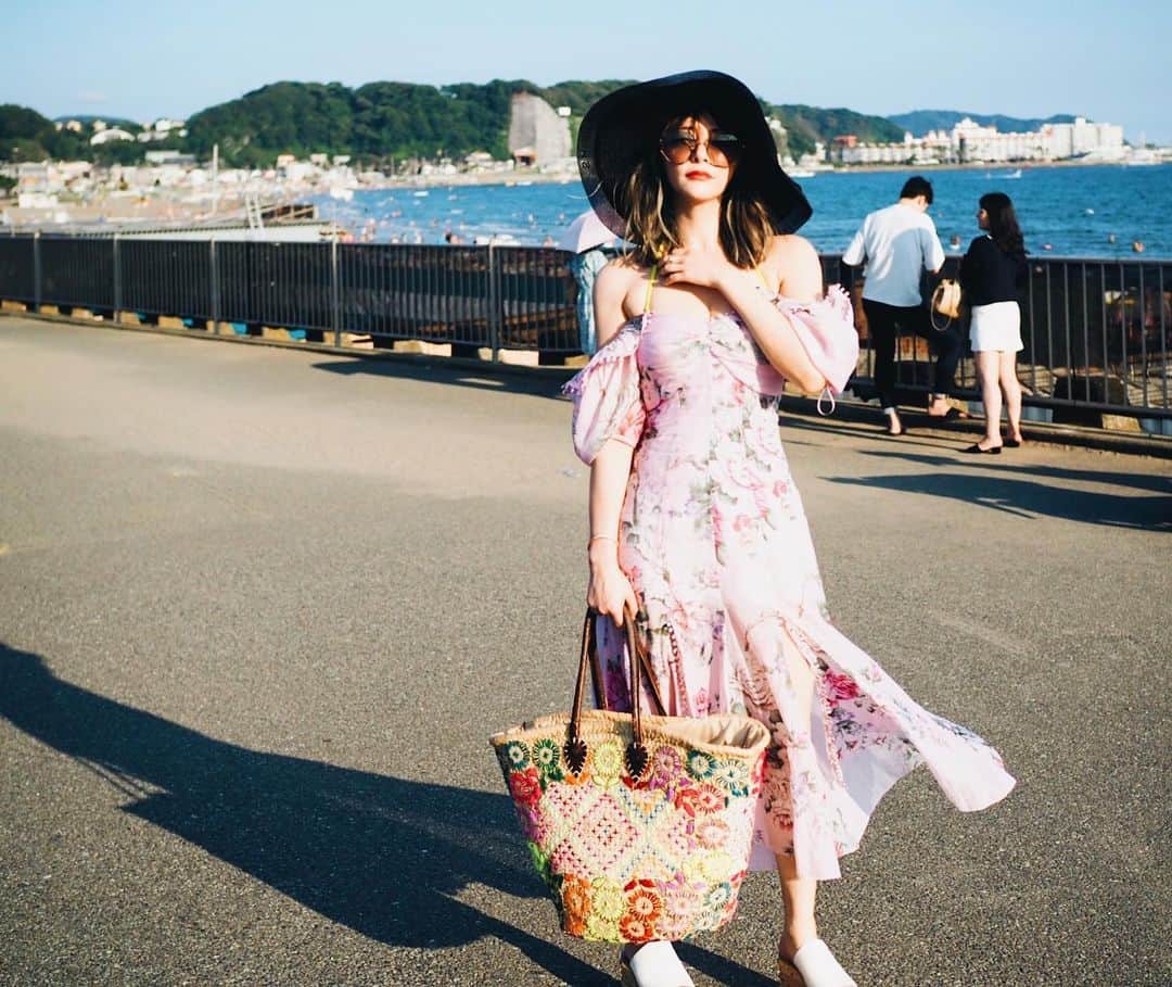 クリスティン・ウェイのインスタグラム：「Going to the beach #yuigahama #beachfashion #japanbeach #湘南 #夏好き」