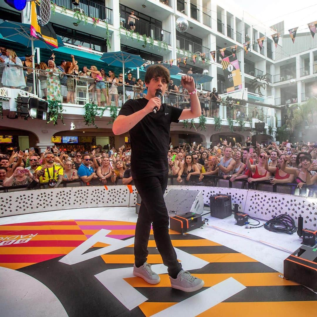 BBC Radioさんのインスタグラム写真 - (BBC RadioInstagram)「Jake Bugg on stage with Camelphat at #R1Ibiza - it worked 😎」8月4日 0時39分 - bbcradio1