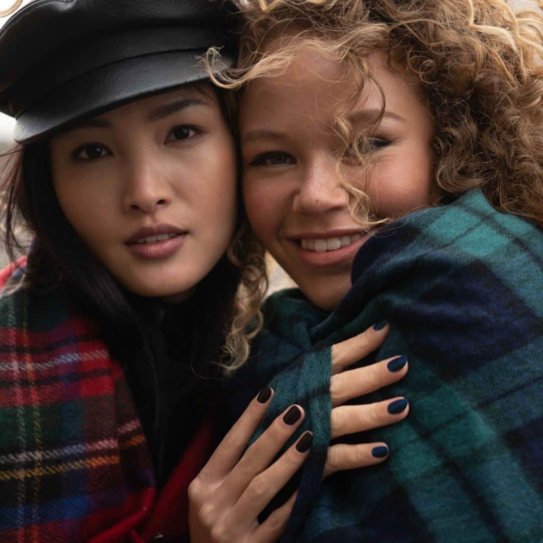 OPIさんのインスタグラム写真 - (OPIInstagram)「Better together! 👯‍♀️ Tag a friend and let them know about our new #OPIScotland collection, then plan a salon date! 💅 ⁠ ⁠ #GoodGirlsGonePlaid #NiceSetOfPipes #ColorIsTheAnswer #OPIObsessed #FallNails」8月4日 0時40分 - opi