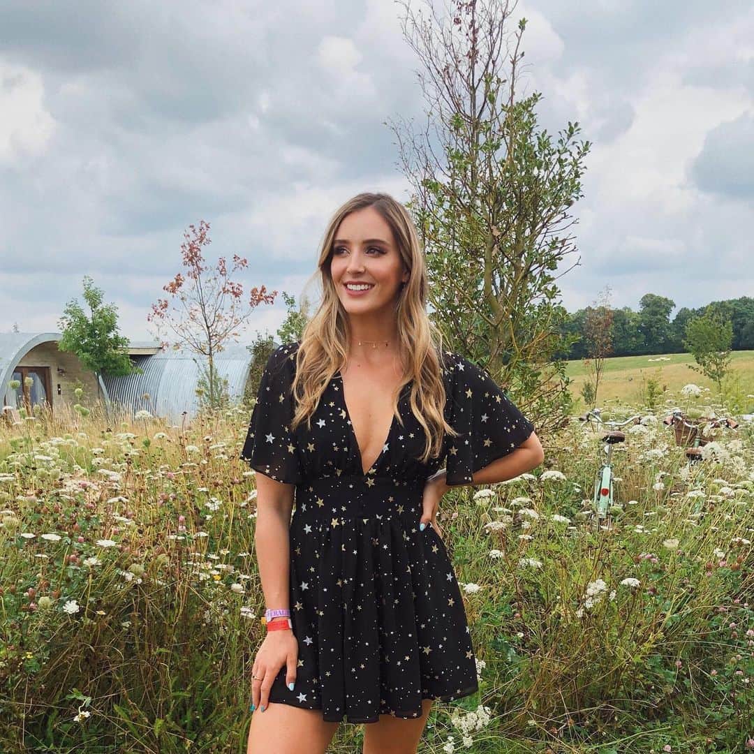 ローラ・ロブソンのインスタグラム：「Issa day 2 look. @bicestervillage @thegentsjournal @wildernesshq」