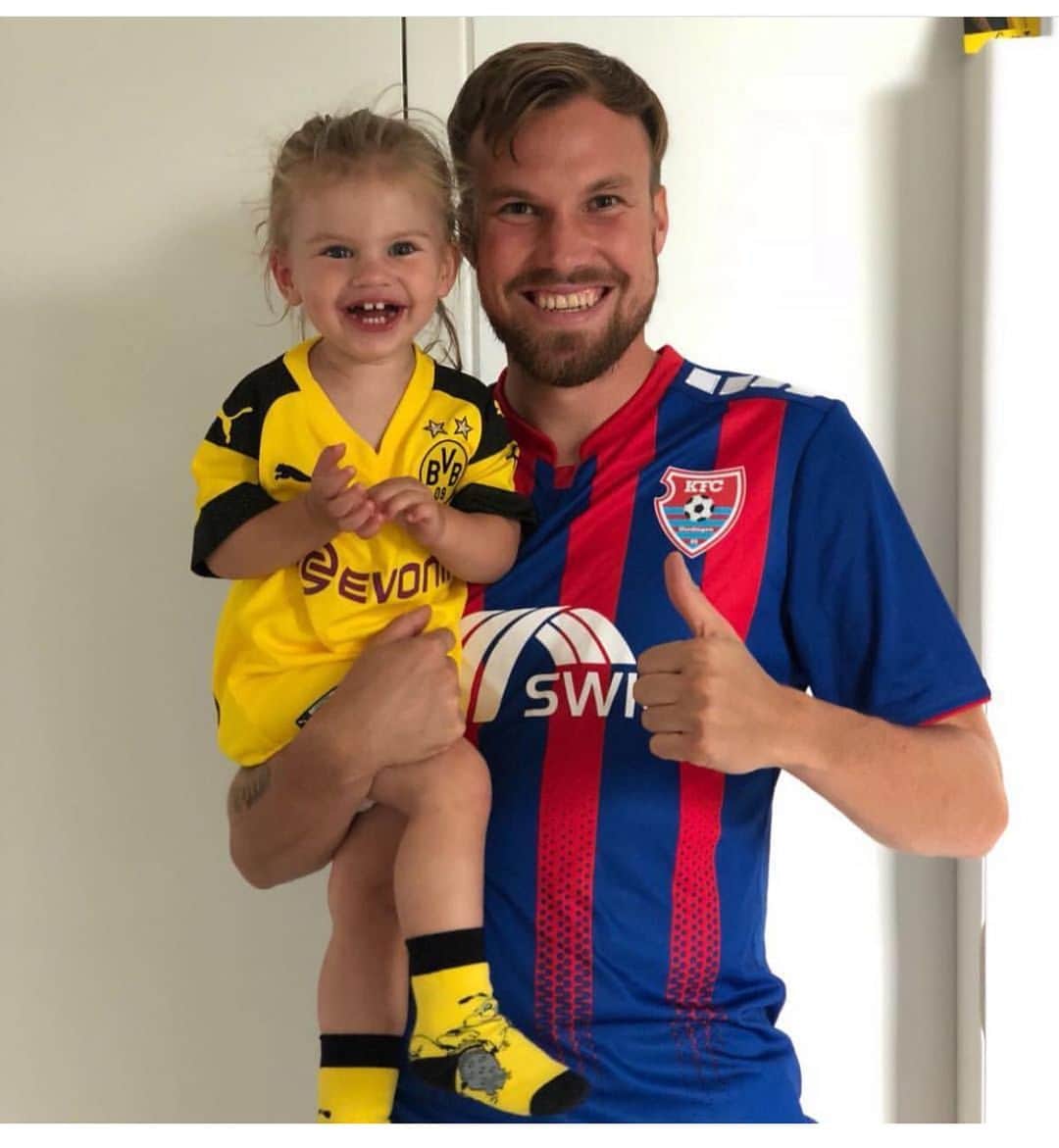 ケヴィン・グロスクロイツのインスタグラム：「Super Moral vom Team 💪🏻 In 8 Tagen , 130 min. in Unterzahl zu spielen und so wieder zurück zu kommen ist einfach „nur“ geil 👊🏻 Jetzt ist es am Freitag soweit ❤️💛 Ganz Uerdingen freut sich und ich ganz besonders . Es geht gegen meine Freunde und Familie . Ich würde ja lügen, wenn ich mich nicht jetzt schon freue . Das es kein normales Spiel ist, dass weiß auch jeder ... Ich werde mich natürlich auf dem Platz zerreißen und alles geben. Auf ein geiles Spiel 👊🏻💪🏻 Wir sehen uns uns am Freitag Ultras ,Fans,Freunde, Familie und Brüder !!! 😉😘💯 #kfcuerdingen #borussiadortmund #fürimmerdeutschermeister #isso」
