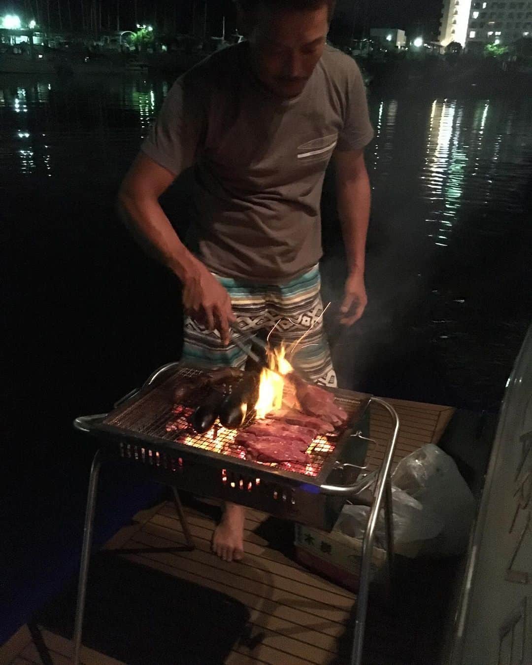 黒山健一さんのインスタグラム写真 - (黒山健一Instagram)「打ち上げられる花火❗️ 音のタイミングと、花火が開くタイミング❗️ その違いに、何だか興奮する今日この頃❗️ モテる男のバーベキューは、やはりモテる要素が溢れ出ていました❗️ 午年の男が、馬肉を食って…ウマい、ウマい❗️っていうのが、自分のレベル❗️ やはり日々精進❗️」8月4日 0時51分 - kenichi_kuroyama