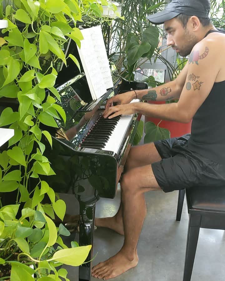 ニコラ・フォルミケッティのインスタグラム：「✨Morning DRAMA 🎹 // Sergei Rachmaninoff, Morceaux de Fantaisie, Prelude op3 no2 ✨」